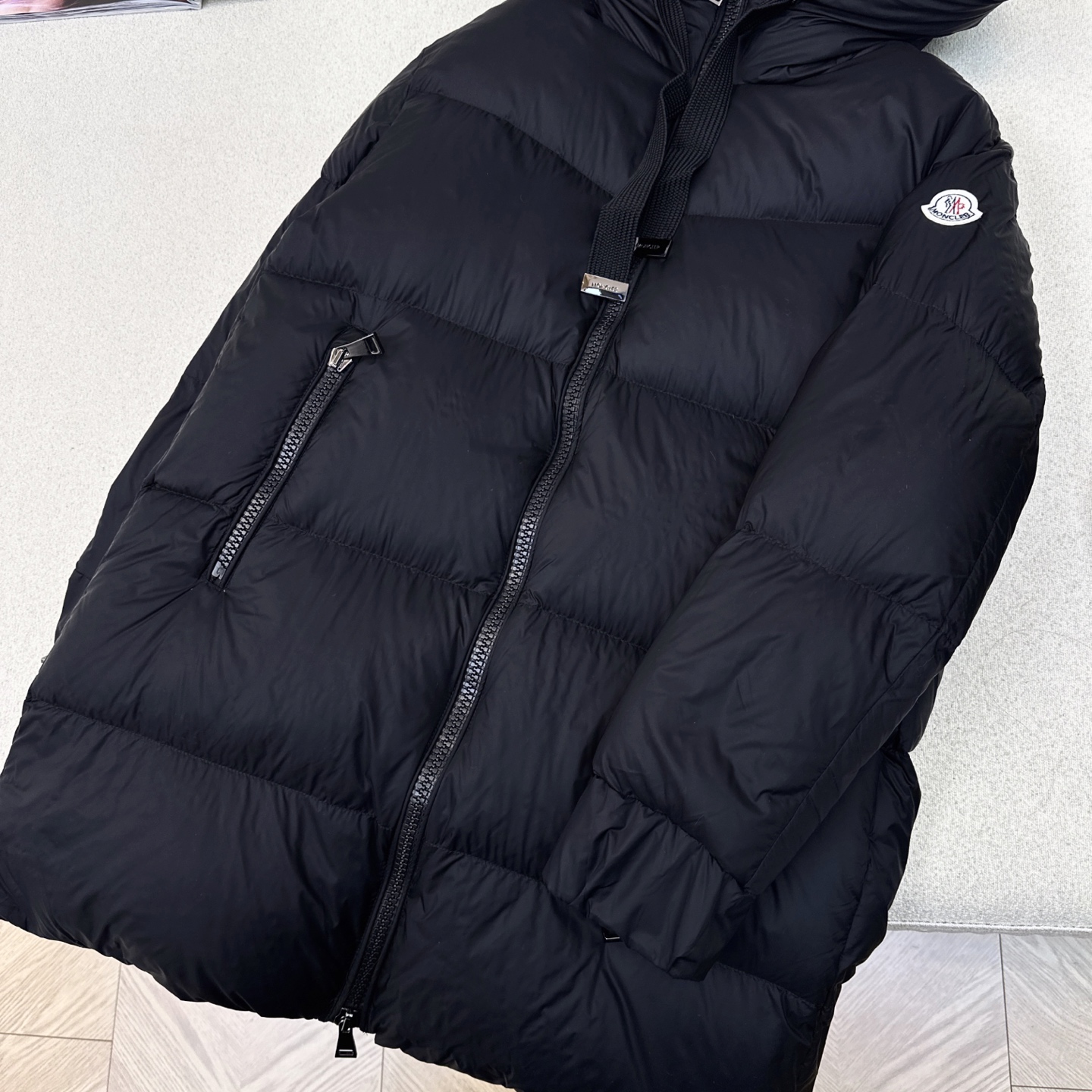 原单品质 MC 25Ss———秋冬最新款袖子侧拉链设计连帽中长款羽绒服🖤 经典微A中长款版型 出镜率和实