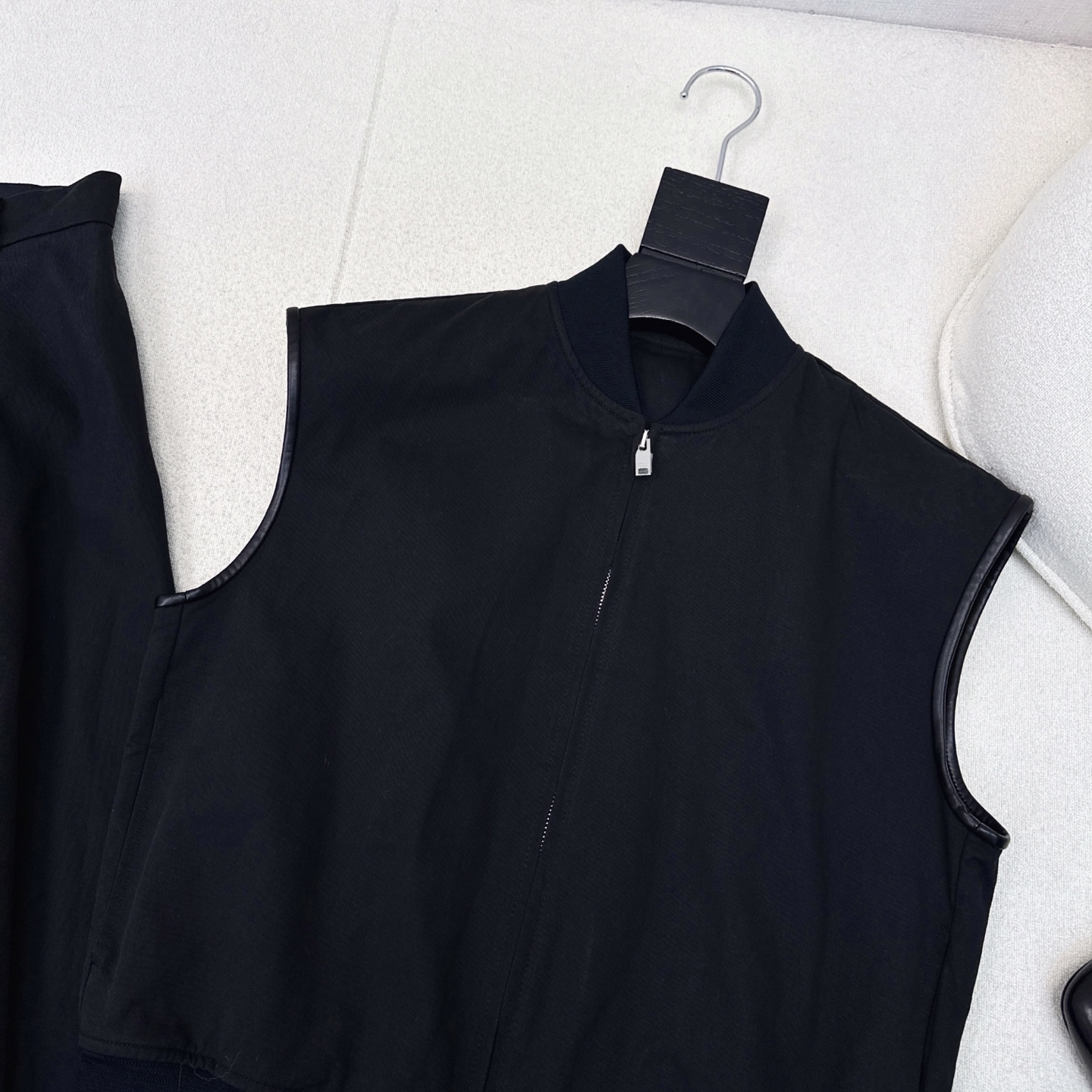 独家首发 Bv 25Ss—————早秋最新款宽松休闲拼皮马甲+高腰半身裤裙 🖤高智感简洁穿搭日常通勤风 