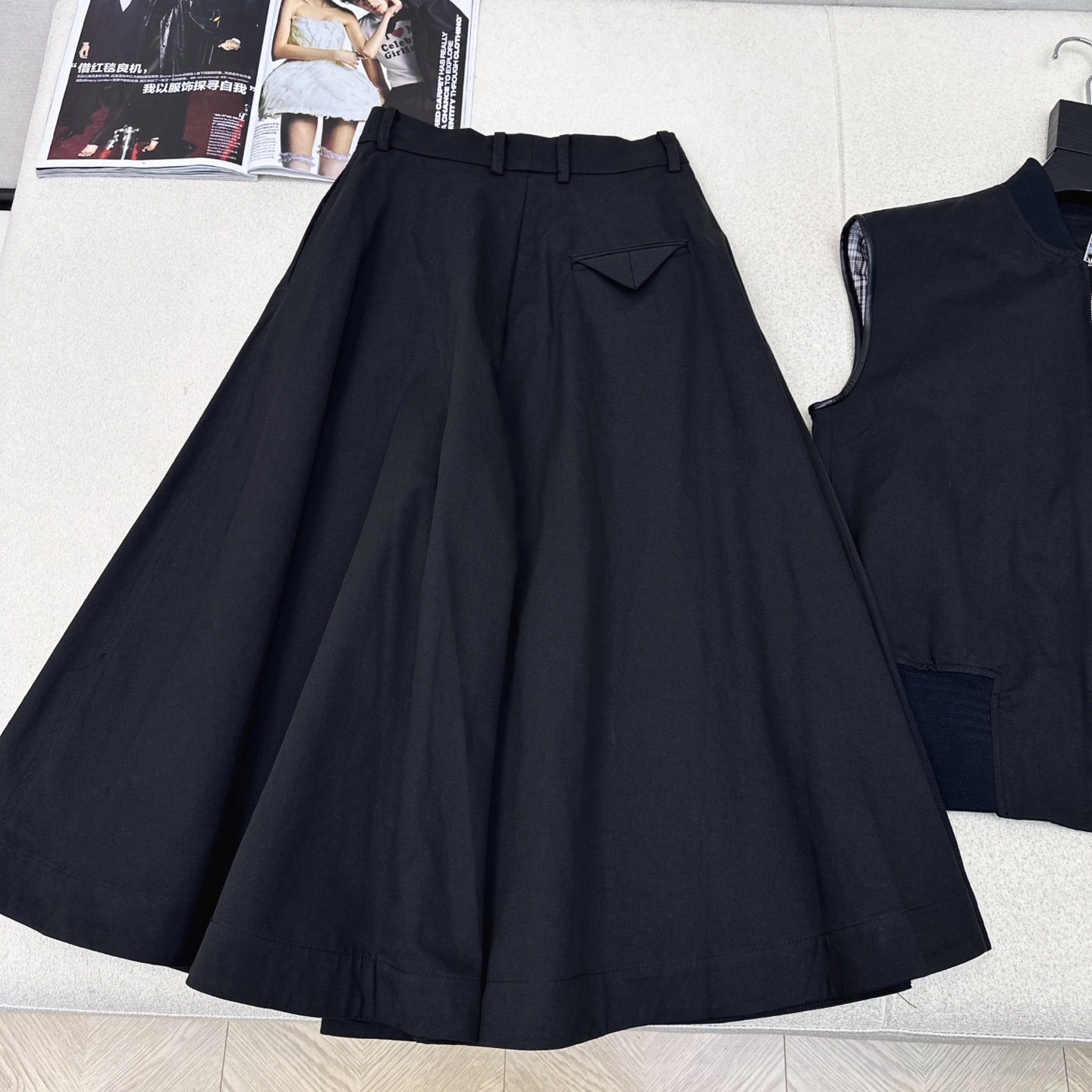 独家首发 Bv 25Ss—————早秋最新款宽松休闲拼皮马甲+高腰半身裤裙 🖤高智感简洁穿搭日常通勤风 