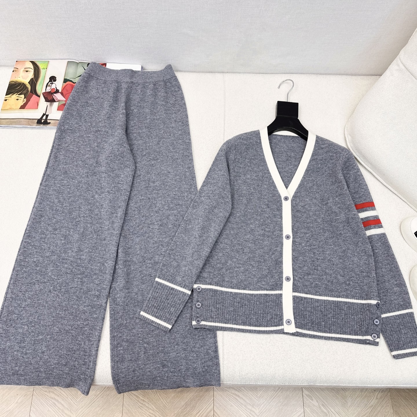 独家款 TB 25Ss———早秋最新款针织套装 🩶撞色门襟做法V领开衫+松紧腰直筒裤 精致美感 整体给人