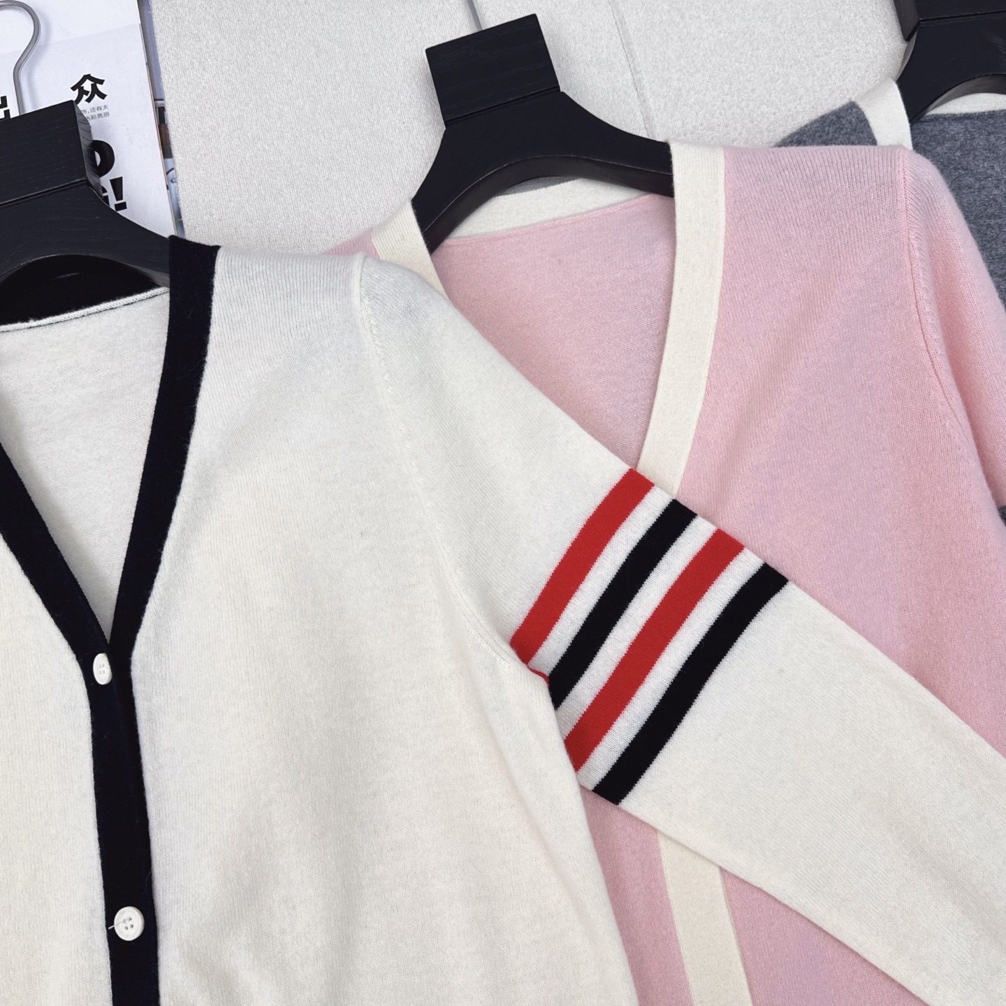 独家款 TB 25Ss———早秋最新款针织套装 🩶撞色门襟做法V领开衫+松紧腰直筒裤 精致美感 整体给人