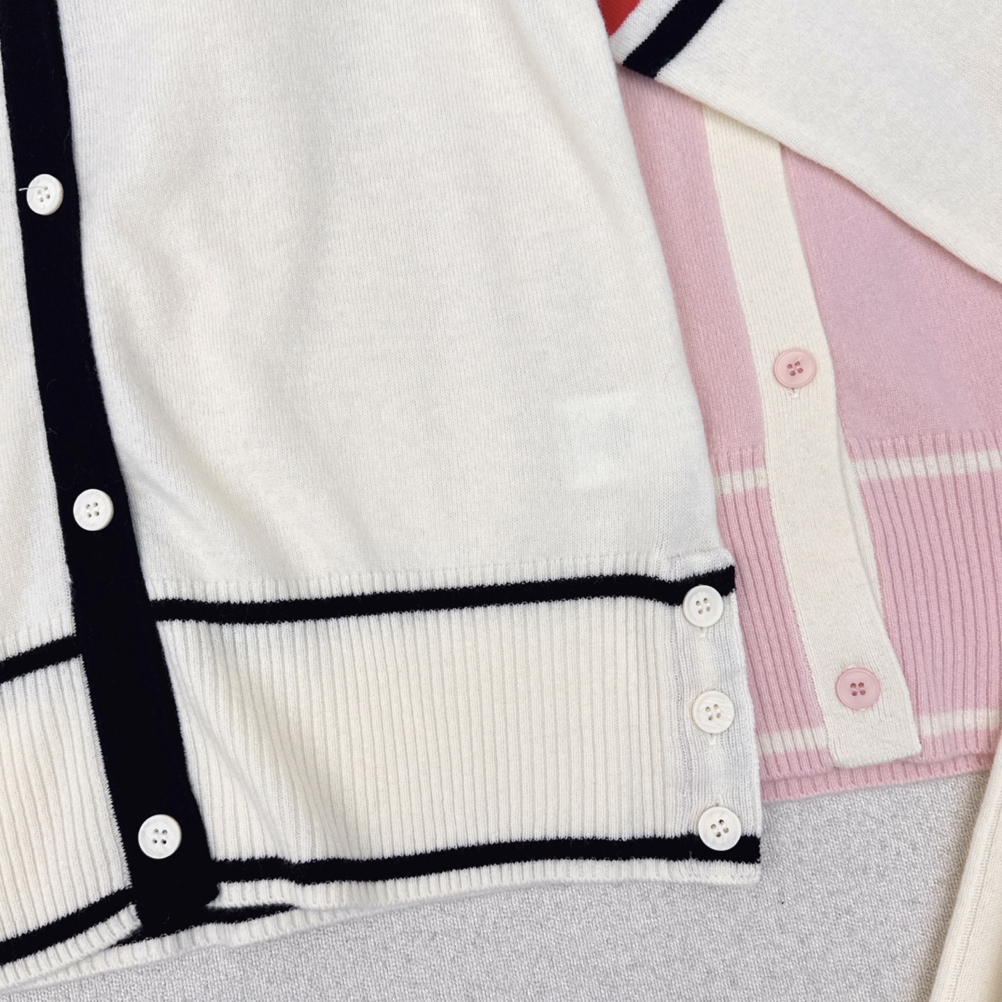 独家款 TB 25Ss———早秋最新款针织套装 🩶撞色门襟做法V领开衫+松紧腰直筒裤 精致美感 整体给人