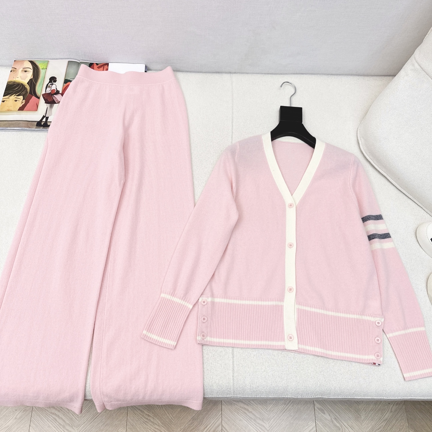 独家款 TB 25Ss———早秋最新款针织套装 🩶撞色门襟做法V领开衫+松紧腰直筒裤 精致美感 整体给人