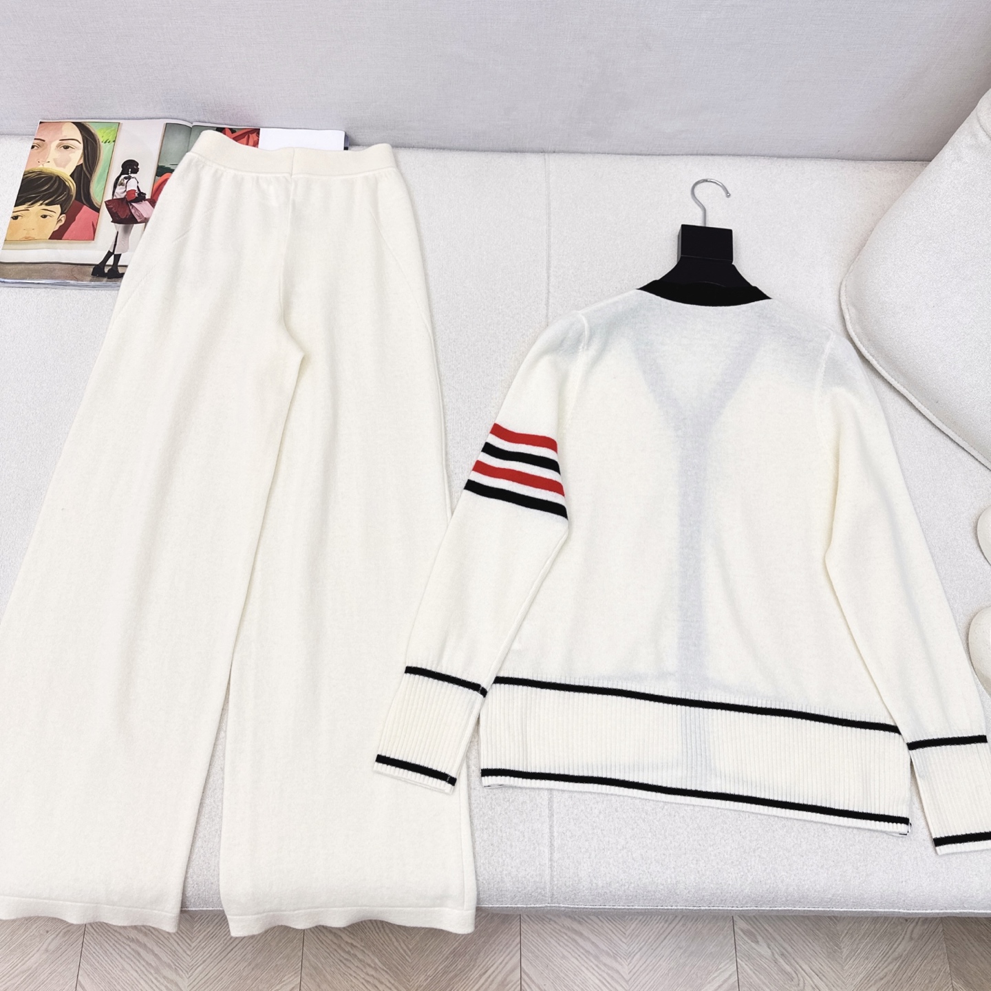 独家款 TB 25Ss———早秋最新款针织套装 🩶撞色门襟做法V领开衫+松紧腰直筒裤 精致美感 整体给人