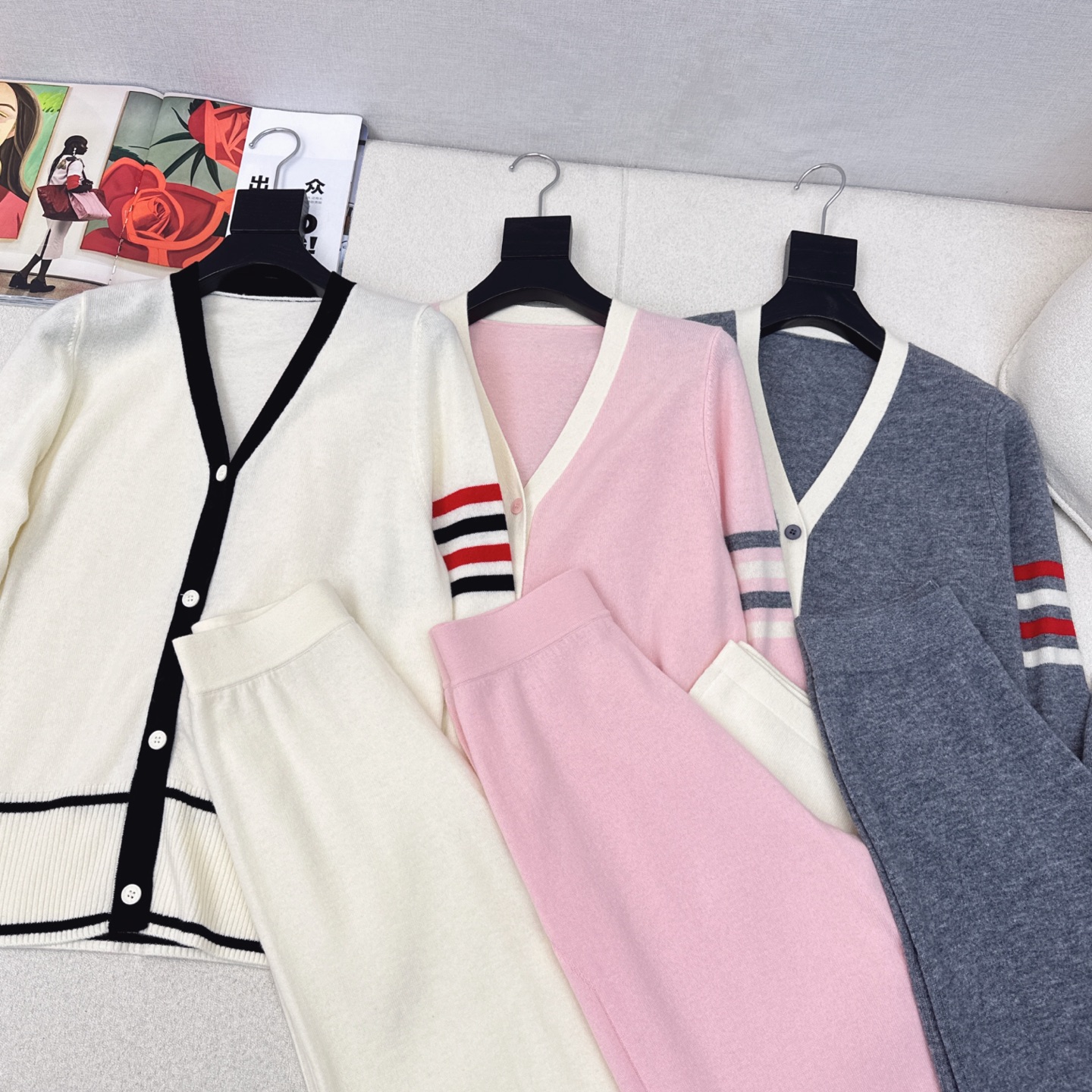 独家款 TB 25Ss———早秋最新款针织套装 🩶撞色门襟做法V领开衫+松紧腰直筒裤 精致美感 整体给人