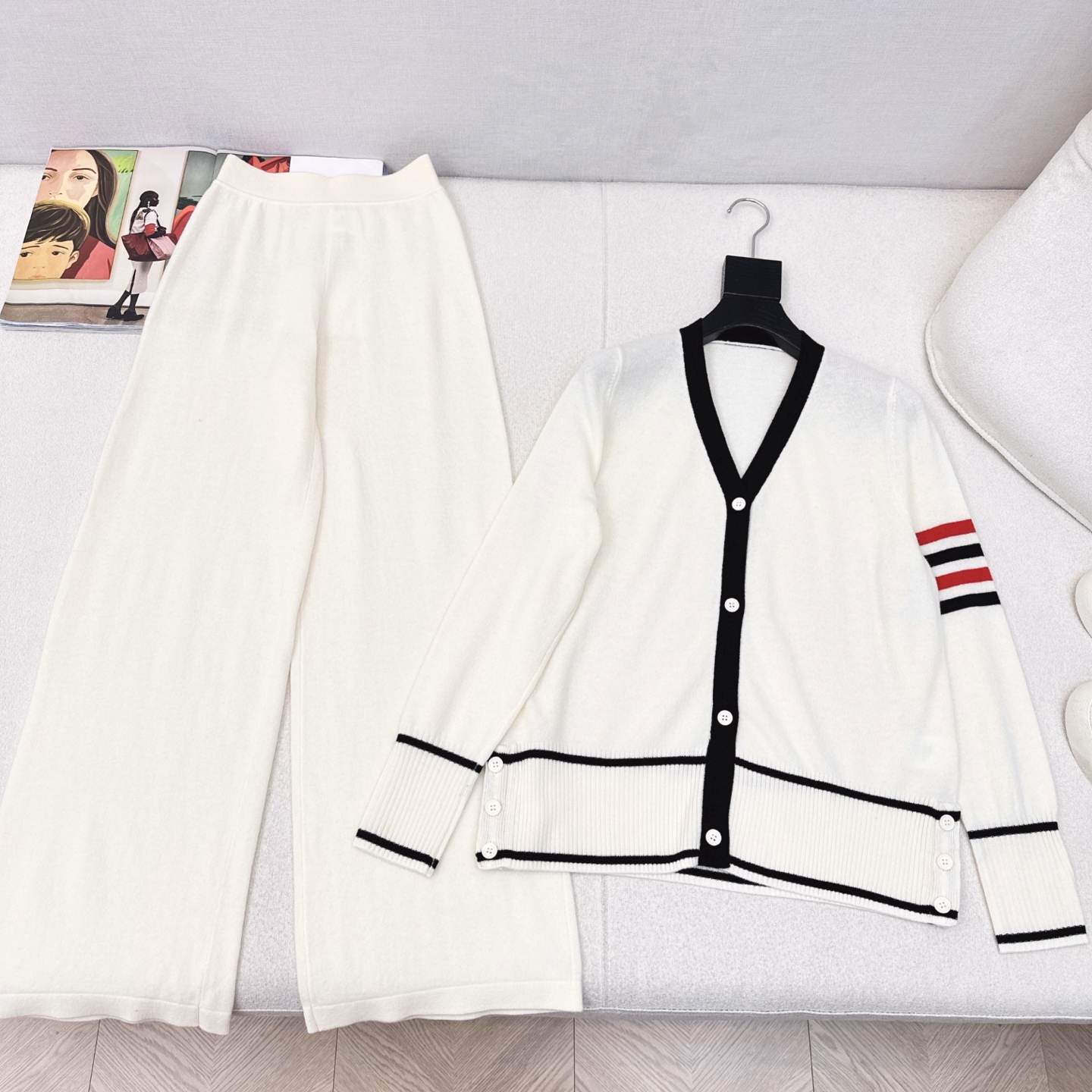 独家款 TB 25Ss———早秋最新款针织套装 🩶撞色门襟做法V领开衫+松紧腰直筒裤 精致美感 整体给人