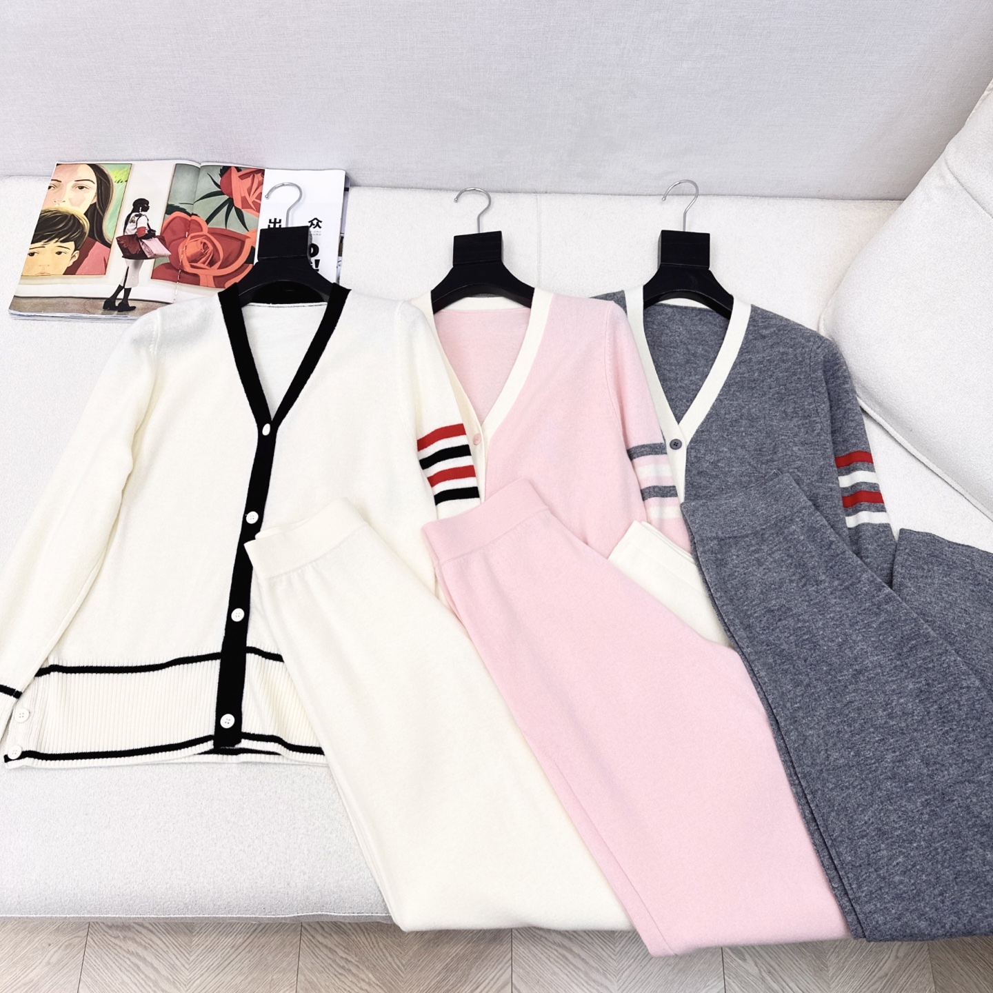 独家款 TB 25Ss———早秋最新款针织套装 🩶撞色门襟做法V领开衫+松紧腰直筒裤 精致美感 整体给人