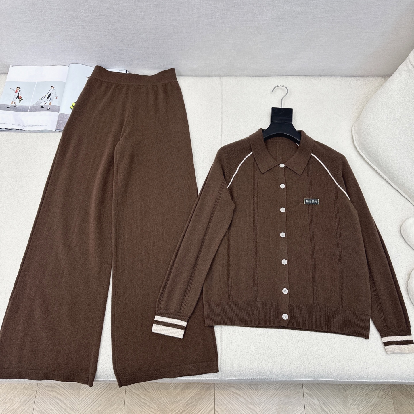 独家款 Miu 25Ss———早秋最新款针织套装 🤍撞色线条装饰翻领针织开衫+松紧腰直筒裤 精致美感 整