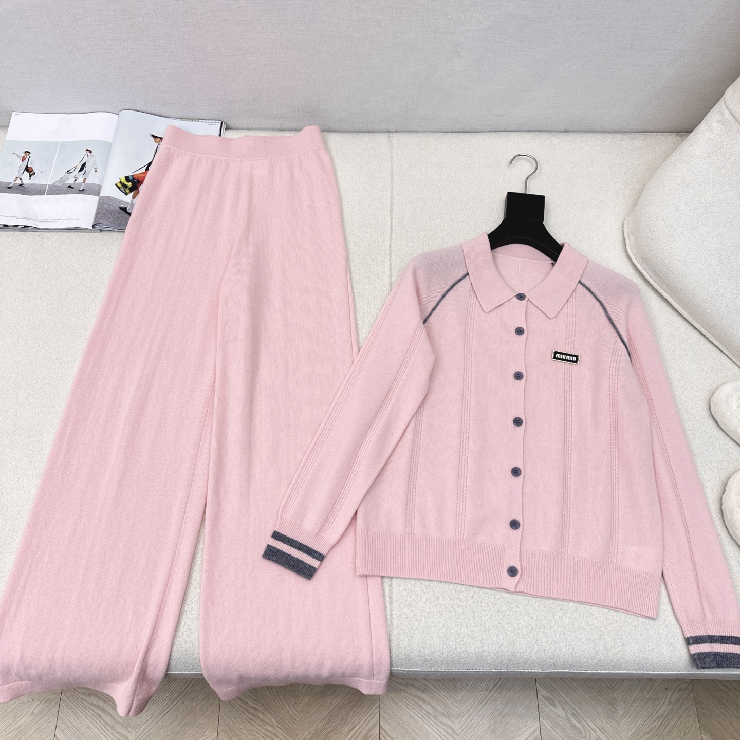 独家款 Miu 25Ss———早秋最新款针织套装 🤍撞色线条装饰翻领针织开衫+松紧腰直筒裤 精致美感 整