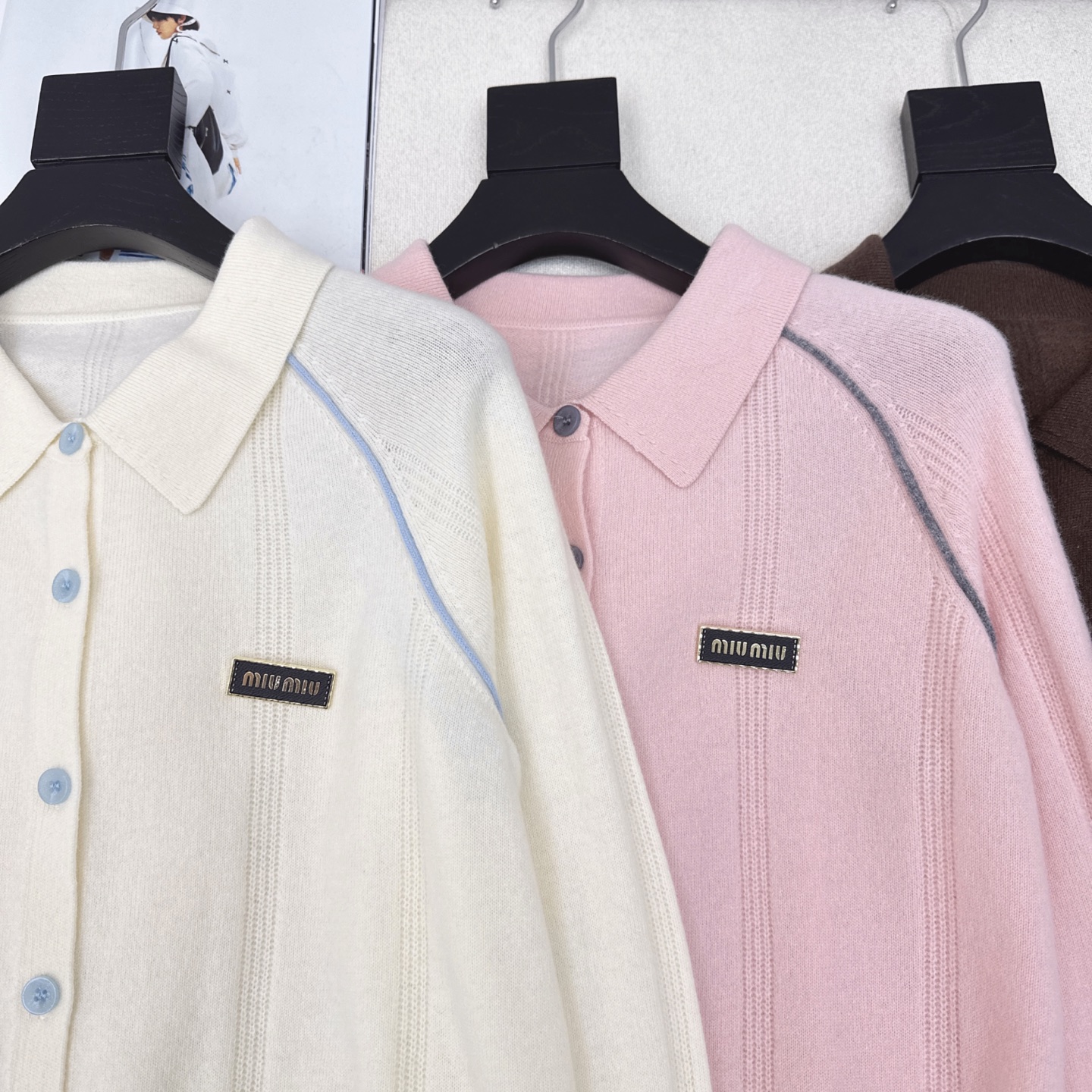 独家款 Miu 25Ss———早秋最新款针织套装 🤍撞色线条装饰翻领针织开衫+松紧腰直筒裤 精致美感 整