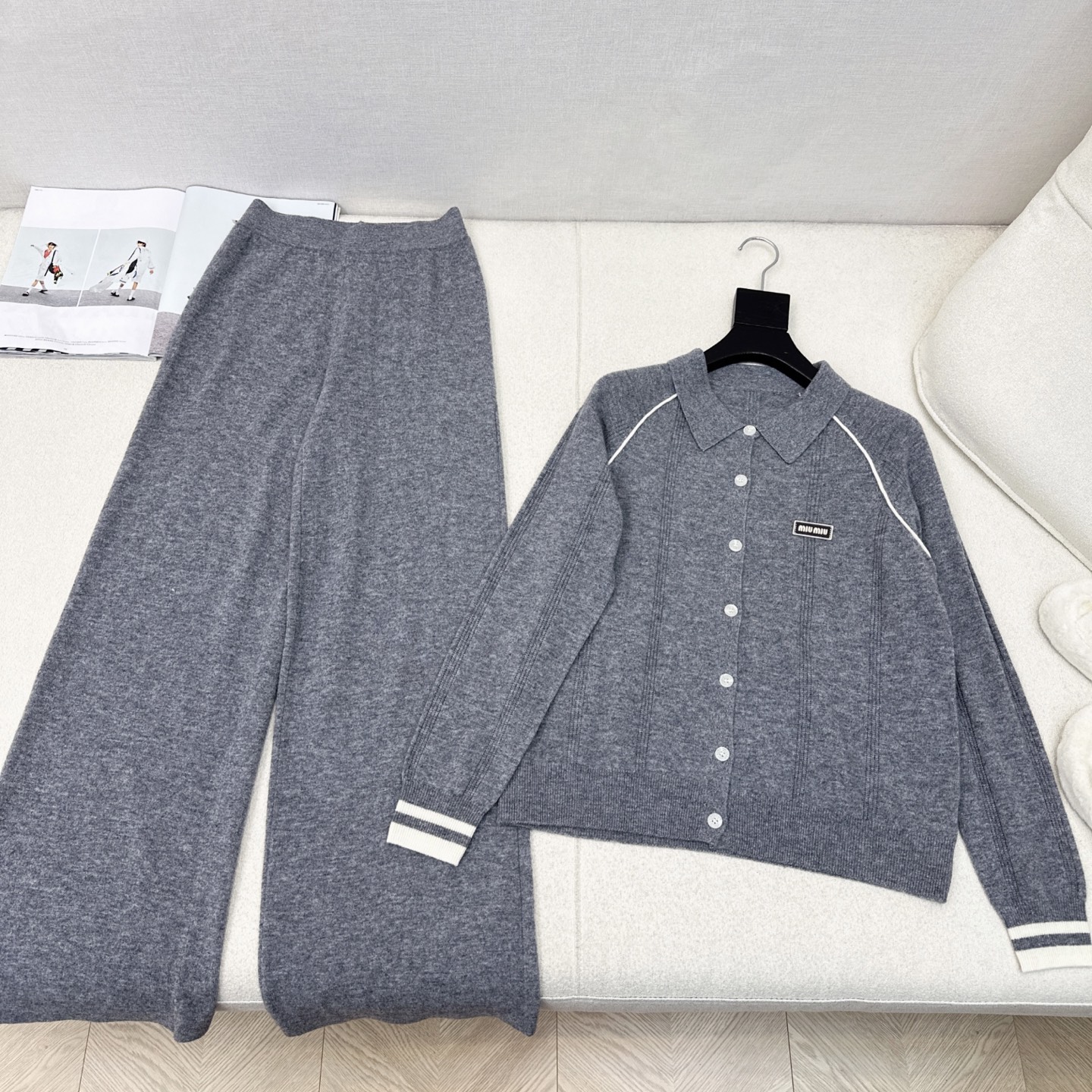 独家款 Miu 25Ss———早秋最新款针织套装 🤍撞色线条装饰翻领针织开衫+松紧腰直筒裤 精致美感 整