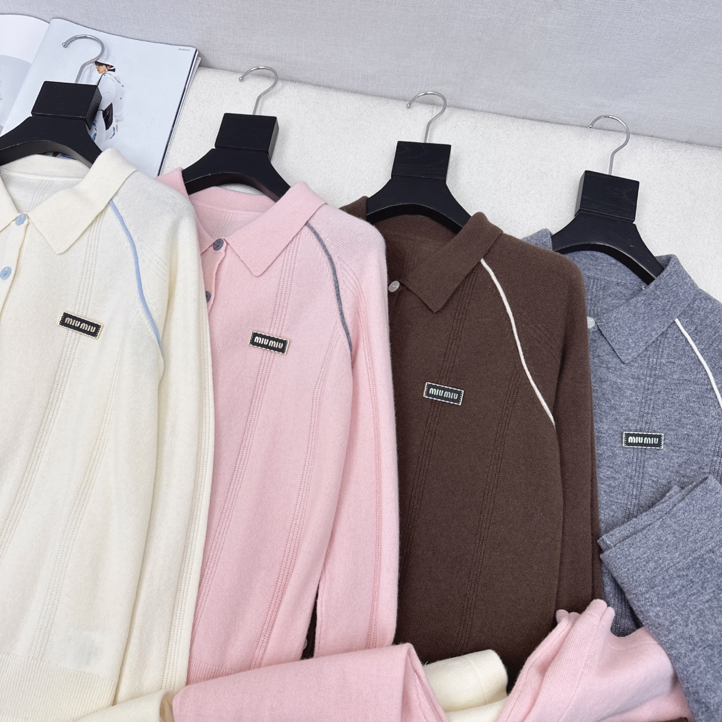 独家款 Miu 25Ss———早秋最新款针织套装 🤍撞色线条装饰翻领针织开衫+松紧腰直筒裤 精致美感 整