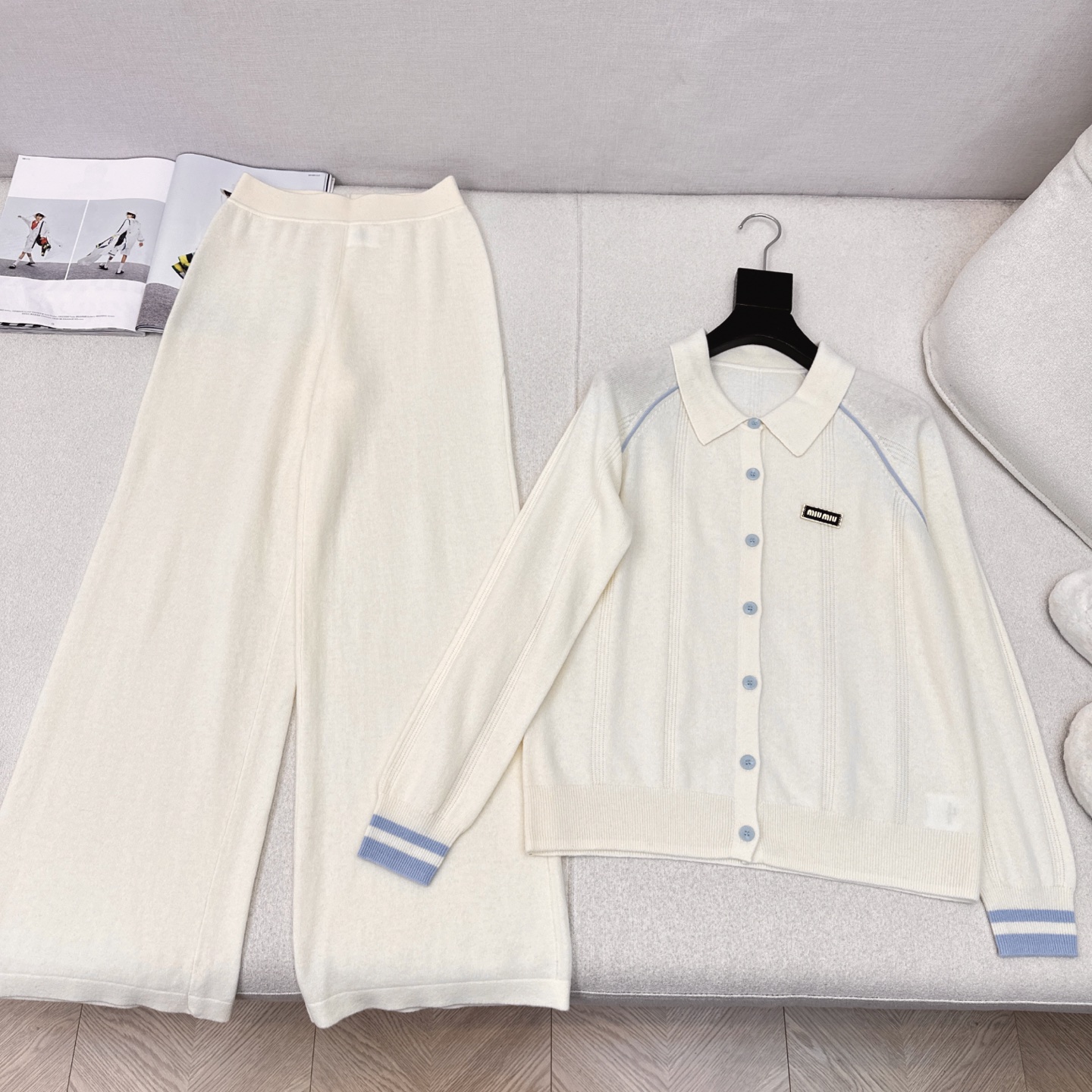 独家款 Miu 25Ss———早秋最新款针织套装 🤍撞色线条装饰翻领针织开衫+松紧腰直筒裤 精致美感 整