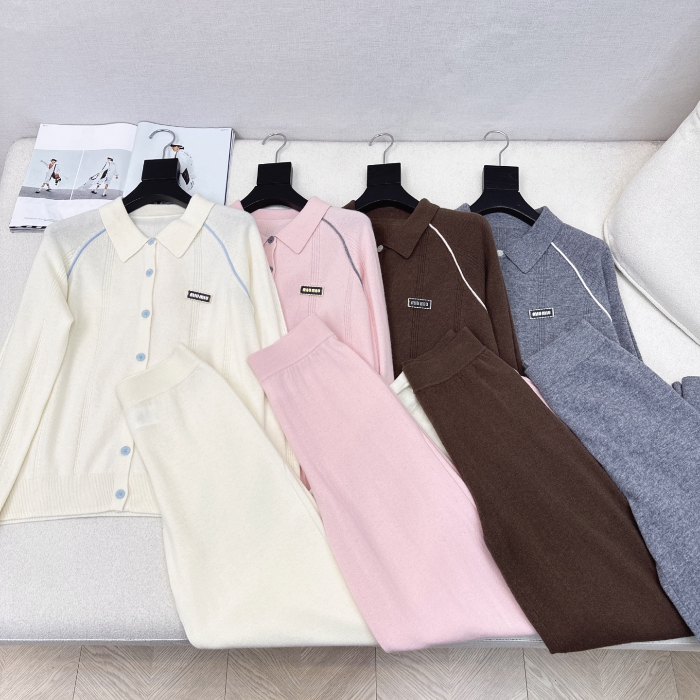 独家款 Miu 25Ss———早秋最新款针织套装 🤍撞色线条装饰翻领针织开衫+松紧腰直筒裤 精致美感 整