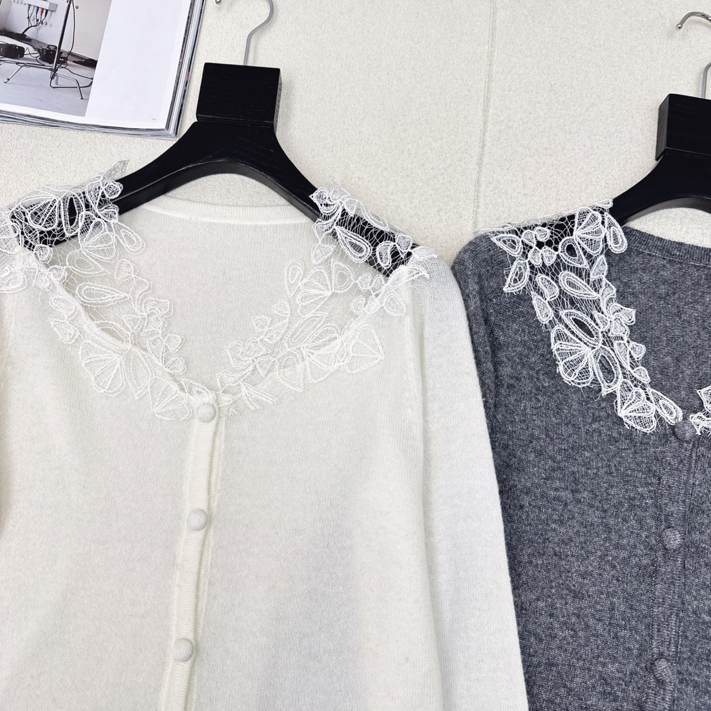 爆单款推荐 Es 25Ss————早秋最新款蕾丝拼接开衫 🖤百分百优质羊毛面料 精致拼接蕾丝花边若隐若现