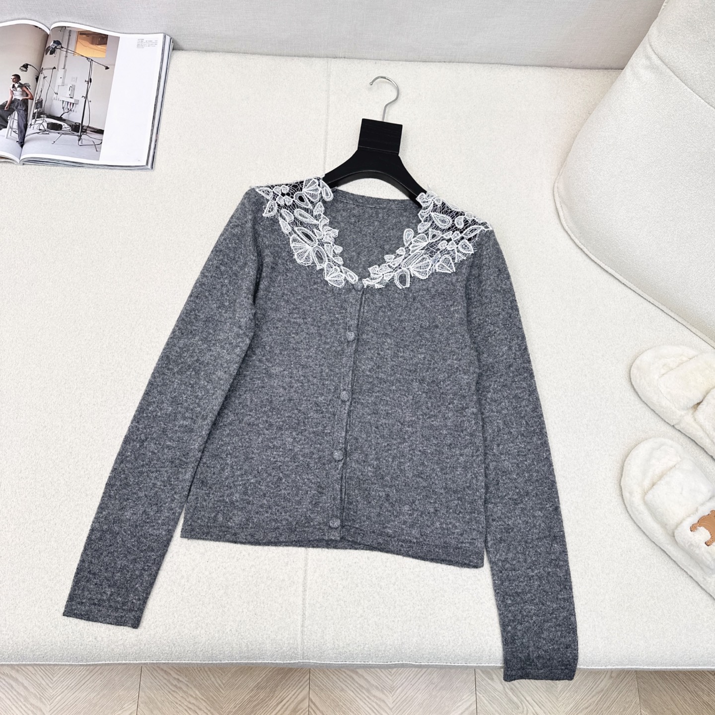 爆单款推荐 Es 25Ss————早秋最新款蕾丝拼接开衫 🖤百分百优质羊毛面料 精致拼接蕾丝花边若隐若现