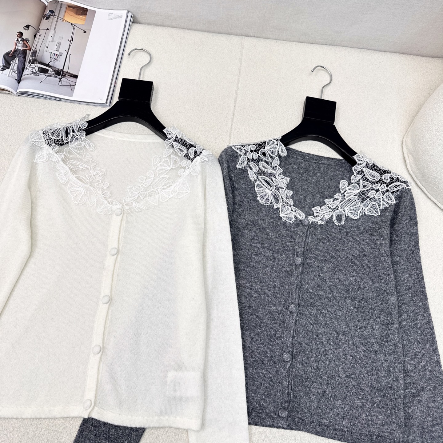 爆单款推荐 Es 25Ss————早秋最新款蕾丝拼接开衫 🖤百分百优质羊毛面料 精致拼接蕾丝花边若隐若现
