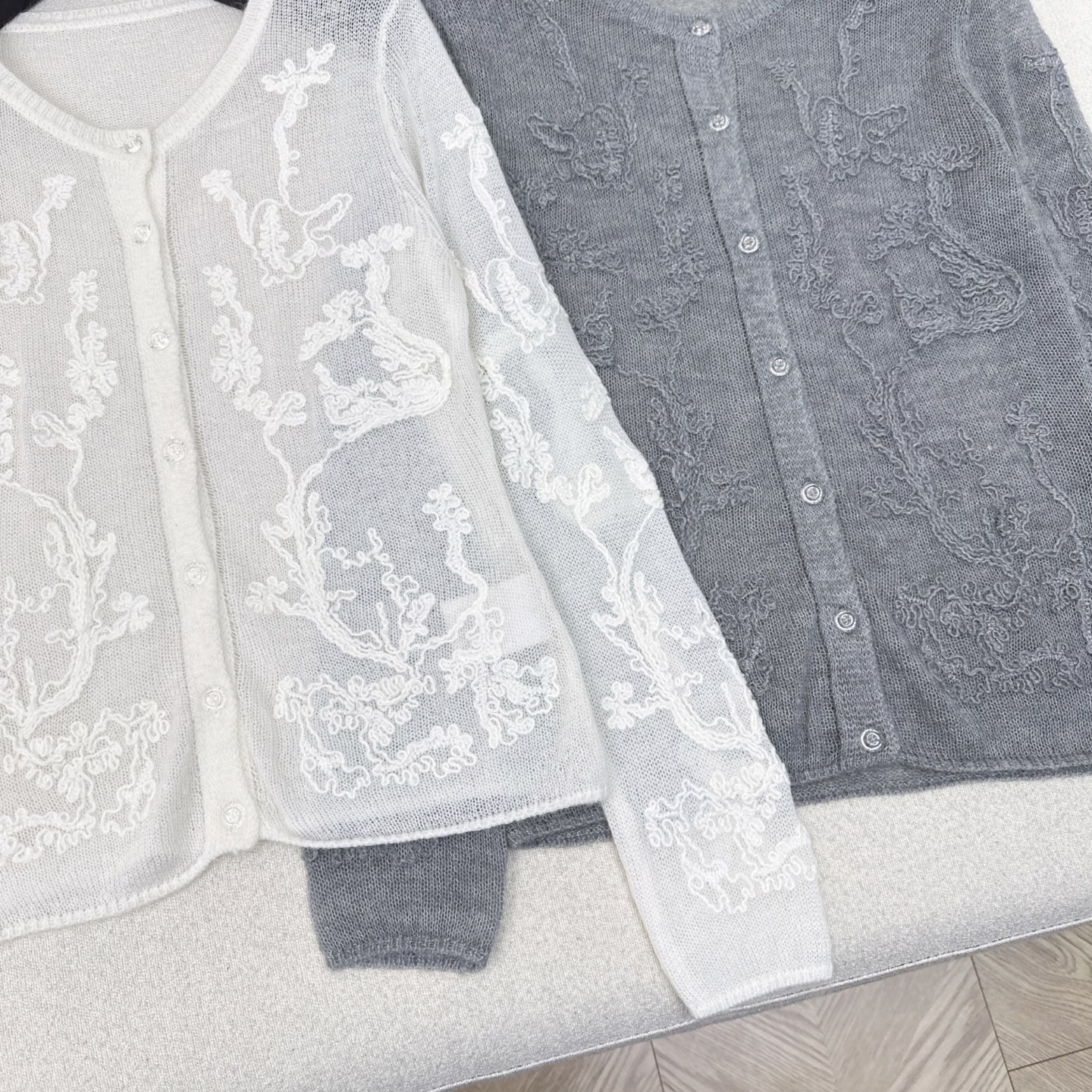 独家款～ Es 25Ss———秋冬最西新款高级特种纱缕空勾花重工开衫🤍微透小性感时髦精叠搭单品 进口纱线