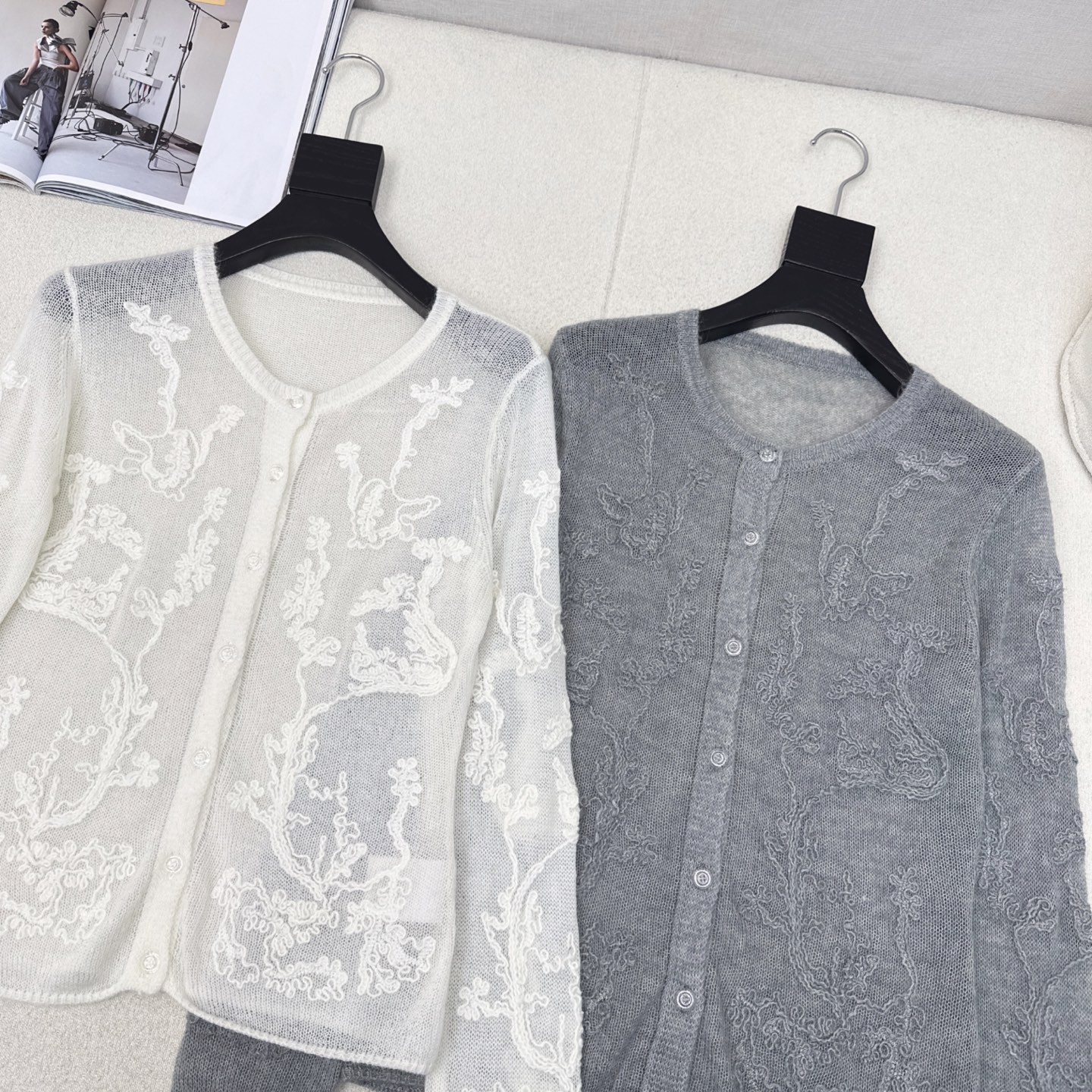 独家款～ Es 25Ss———秋冬最西新款高级特种纱缕空勾花重工开衫🤍微透小性感时髦精叠搭单品 进口纱线