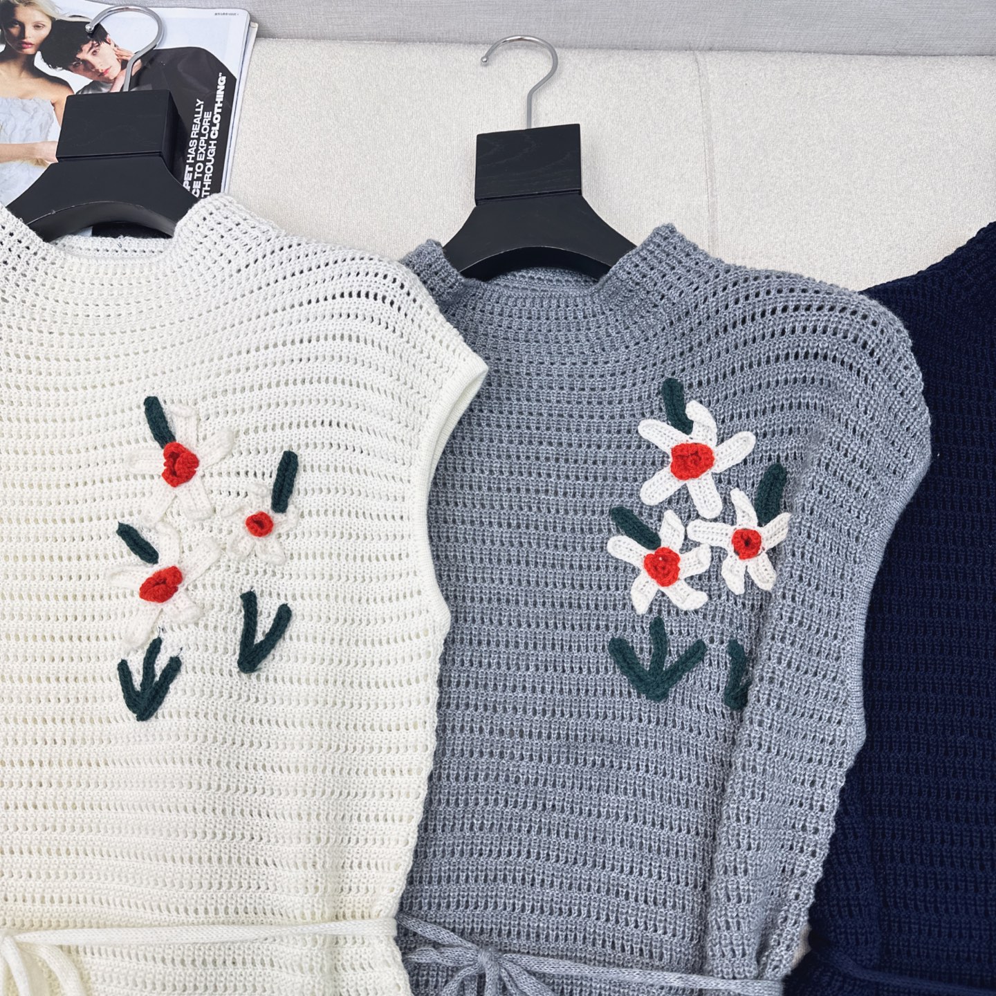 独家款 时髦小众设计 25Ss———早秋最新款新国风针织套装 🩶立体花朵装饰落肩上衣+松紧腰半裙 精致美