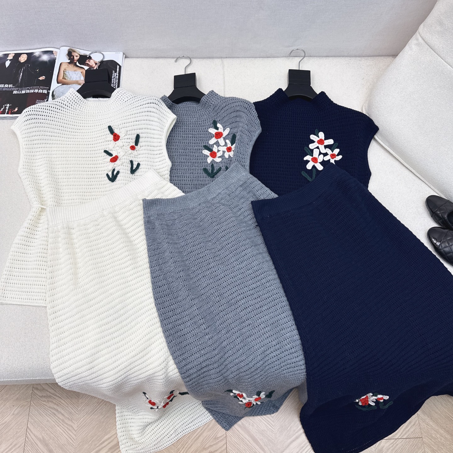 独家款 时髦小众设计 25Ss———早秋最新款新国风针织套装 🩶立体花朵装饰落肩上衣+松紧腰半裙 精致美