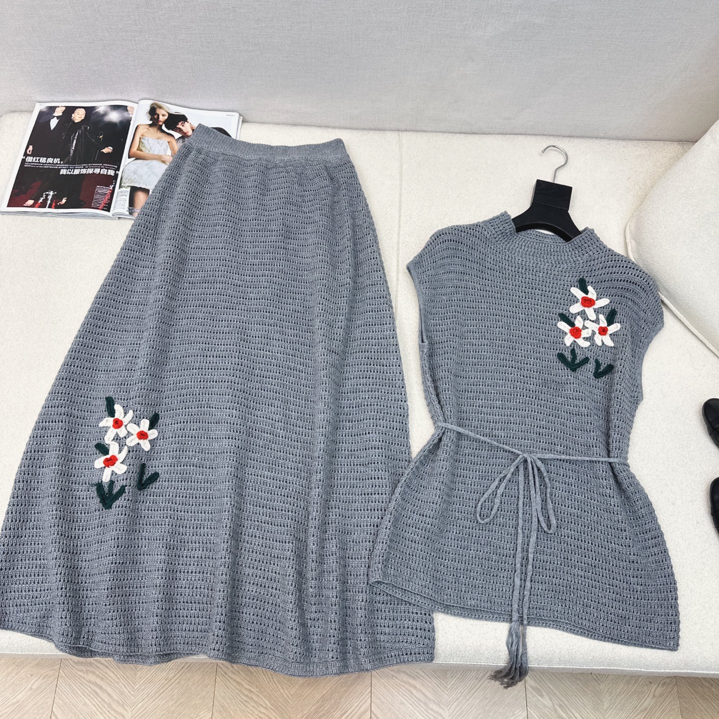 独家款 时髦小众设计 25Ss———早秋最新款新国风针织套装 🩶立体花朵装饰落肩上衣+松紧腰半裙 精致美