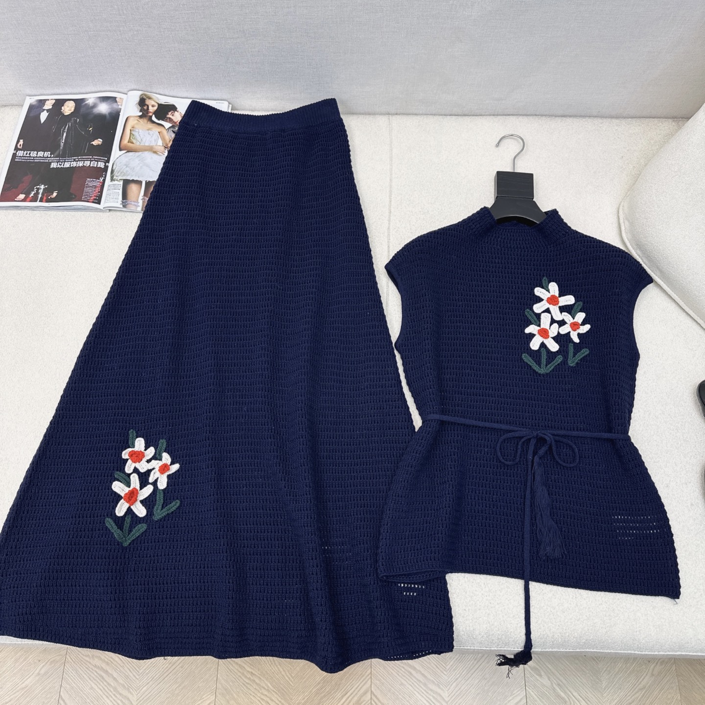 独家款 时髦小众设计 25Ss———早秋最新款新国风针织套装 🩶立体花朵装饰落肩上衣+松紧腰半裙 精致美