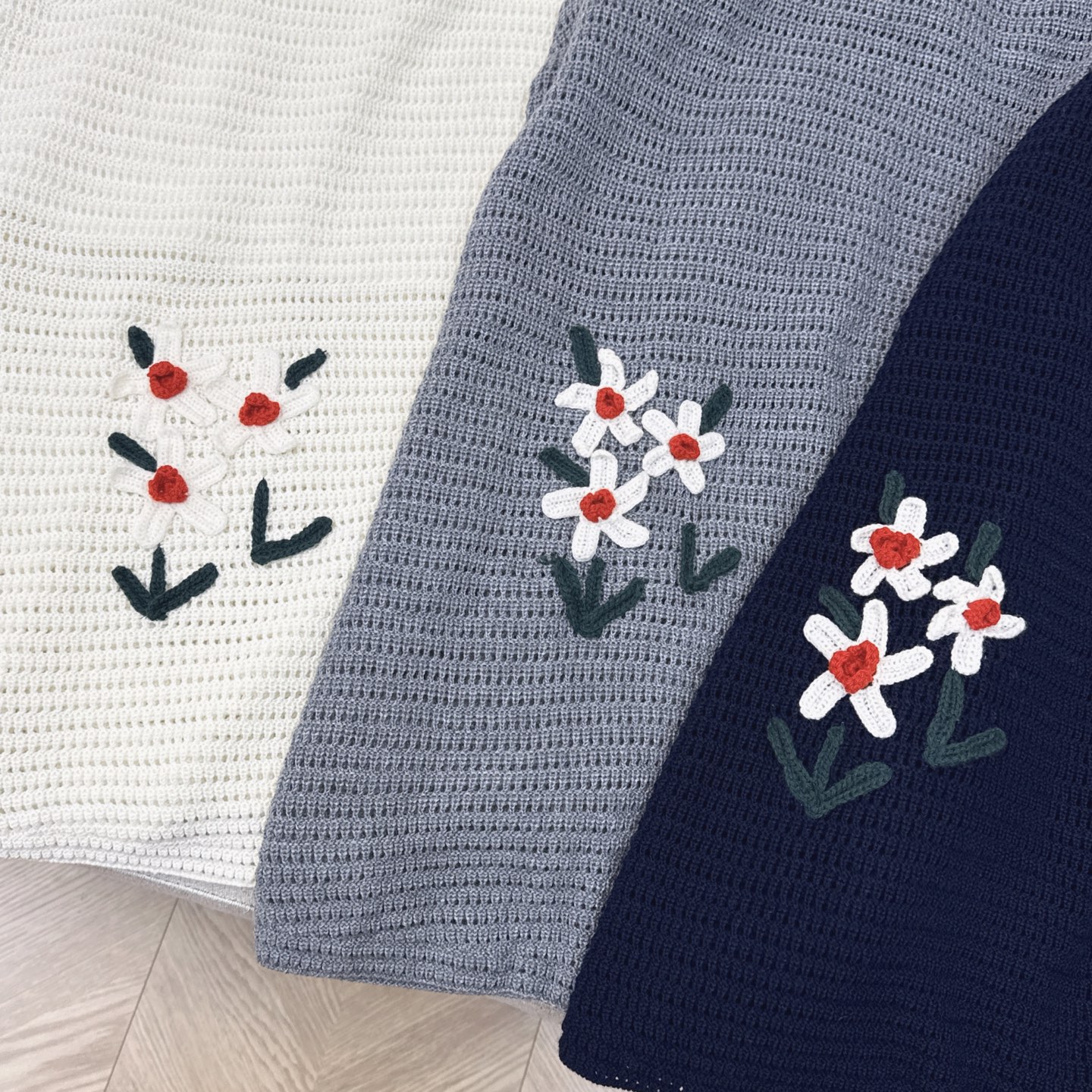 独家款 时髦小众设计 25Ss———早秋最新款新国风针织套装 🩶立体花朵装饰落肩上衣+松紧腰半裙 精致美