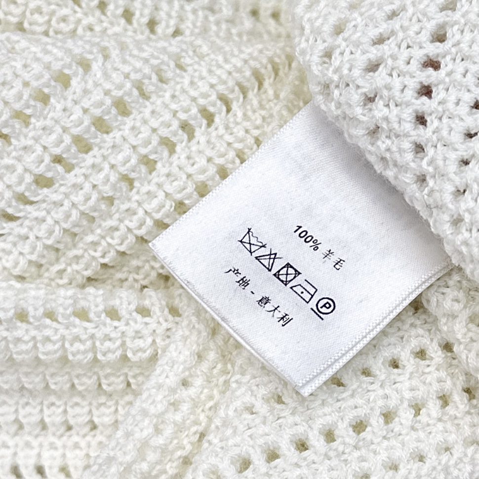 独家款 时髦小众设计 25Ss———早秋最新款新国风针织套装 🩶立体花朵装饰落肩上衣+松紧腰半裙 精致美