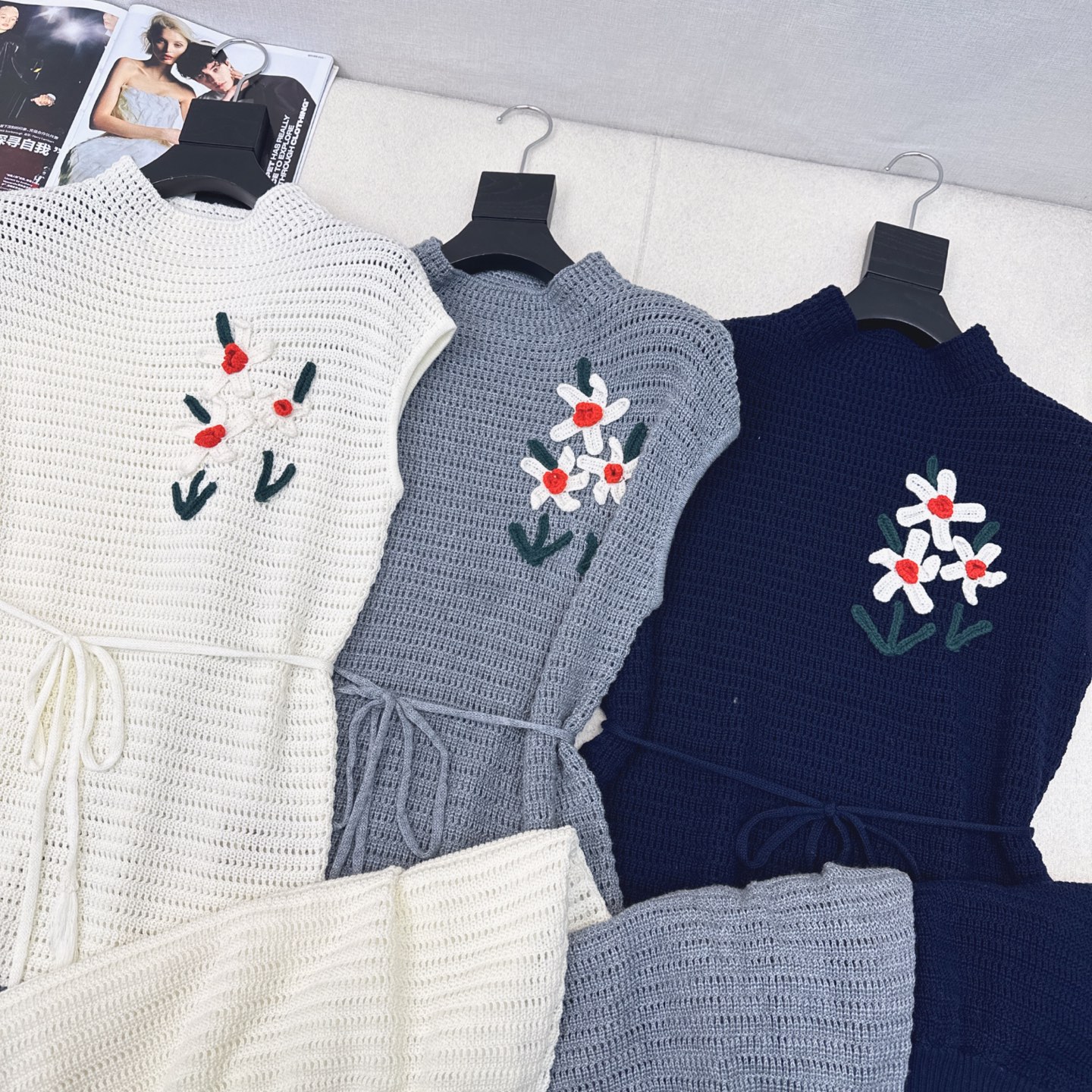 独家款 时髦小众设计 25Ss———早秋最新款新国风针织套装 🩶立体花朵装饰落肩上衣+松紧腰半裙 精致美