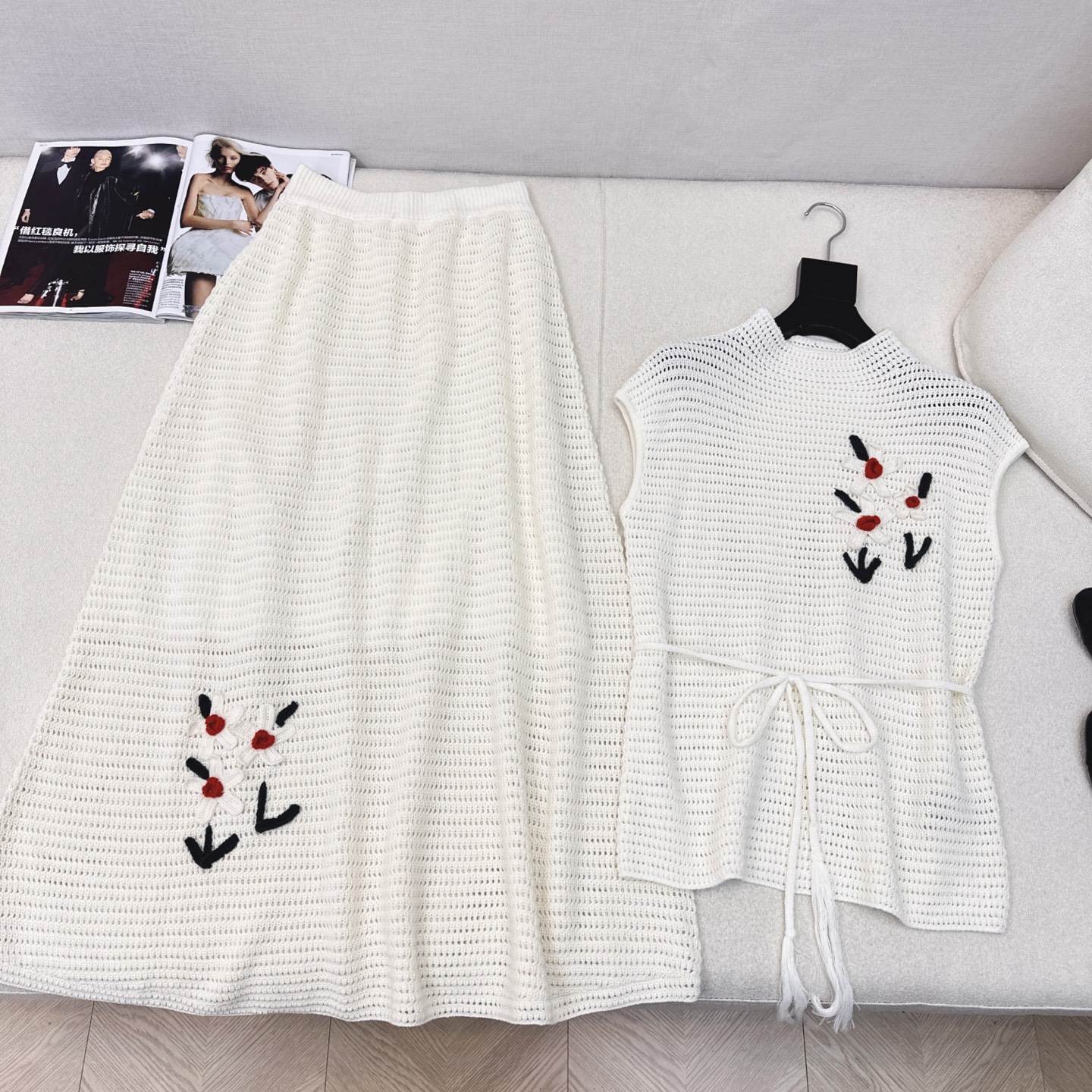 独家款 时髦小众设计 25Ss———早秋最新款新国风针织套装 🩶立体花朵装饰落肩上衣+松紧腰半裙 精致美