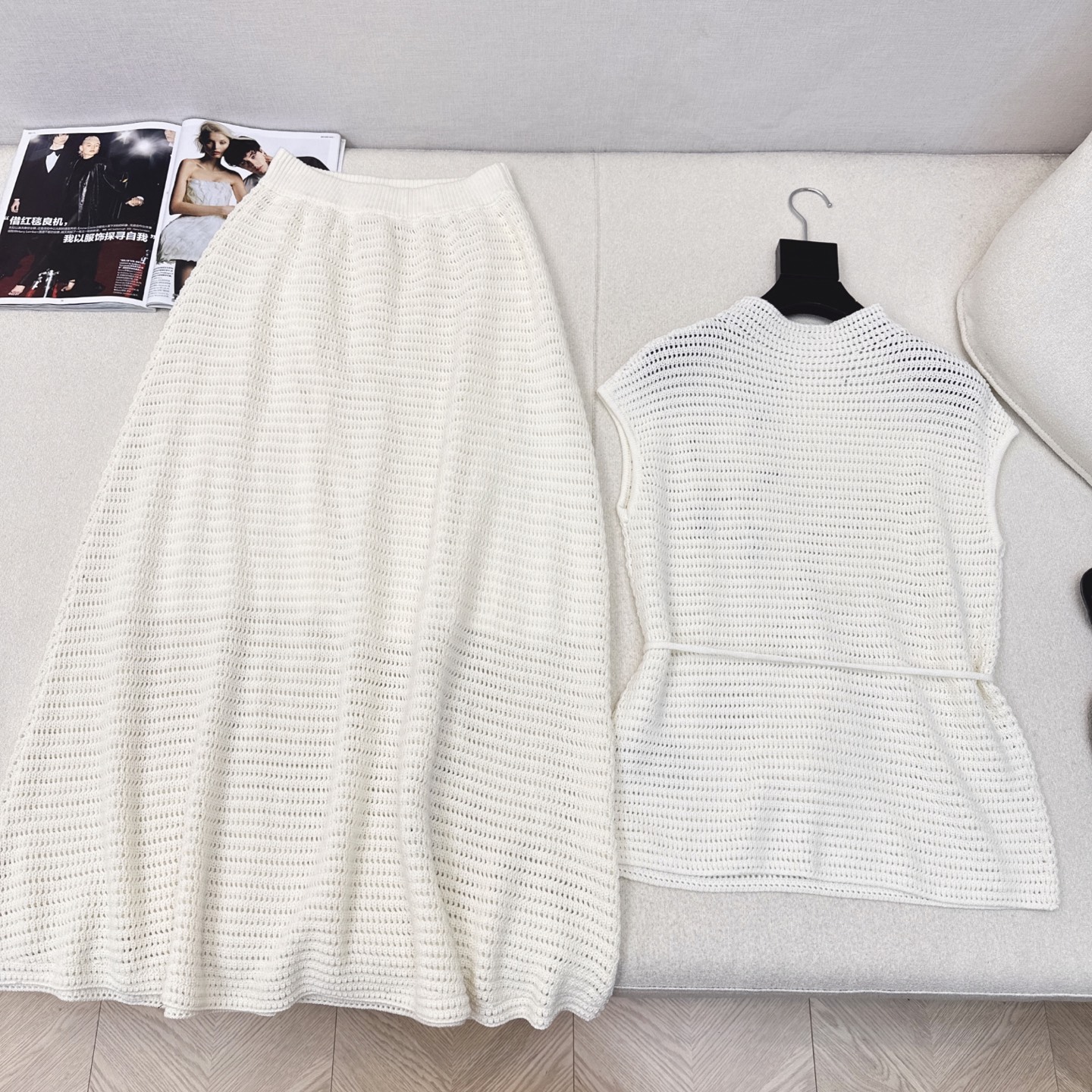 独家款 时髦小众设计 25Ss———早秋最新款新国风针织套装 🩶立体花朵装饰落肩上衣+松紧腰半裙 精致美