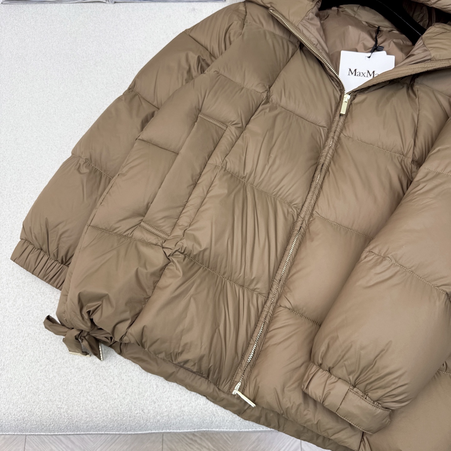 原单品质 Max 25ss———秋冬最新款连帽中长款羽绒服外套🖤 袖口logo徽章装饰 设计感很赞～～经