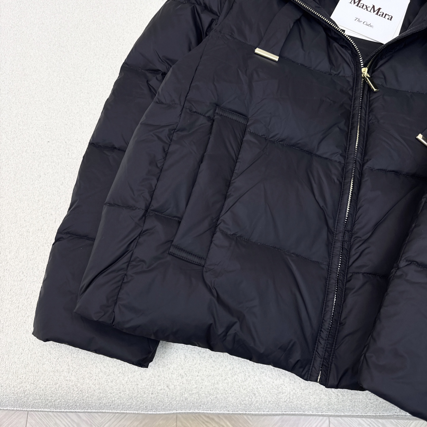 原单品质 Max 25ss———秋冬最新款简约短款连帽羽绒服外套🖤 袖口logo徽章装饰 设计感很赞～～