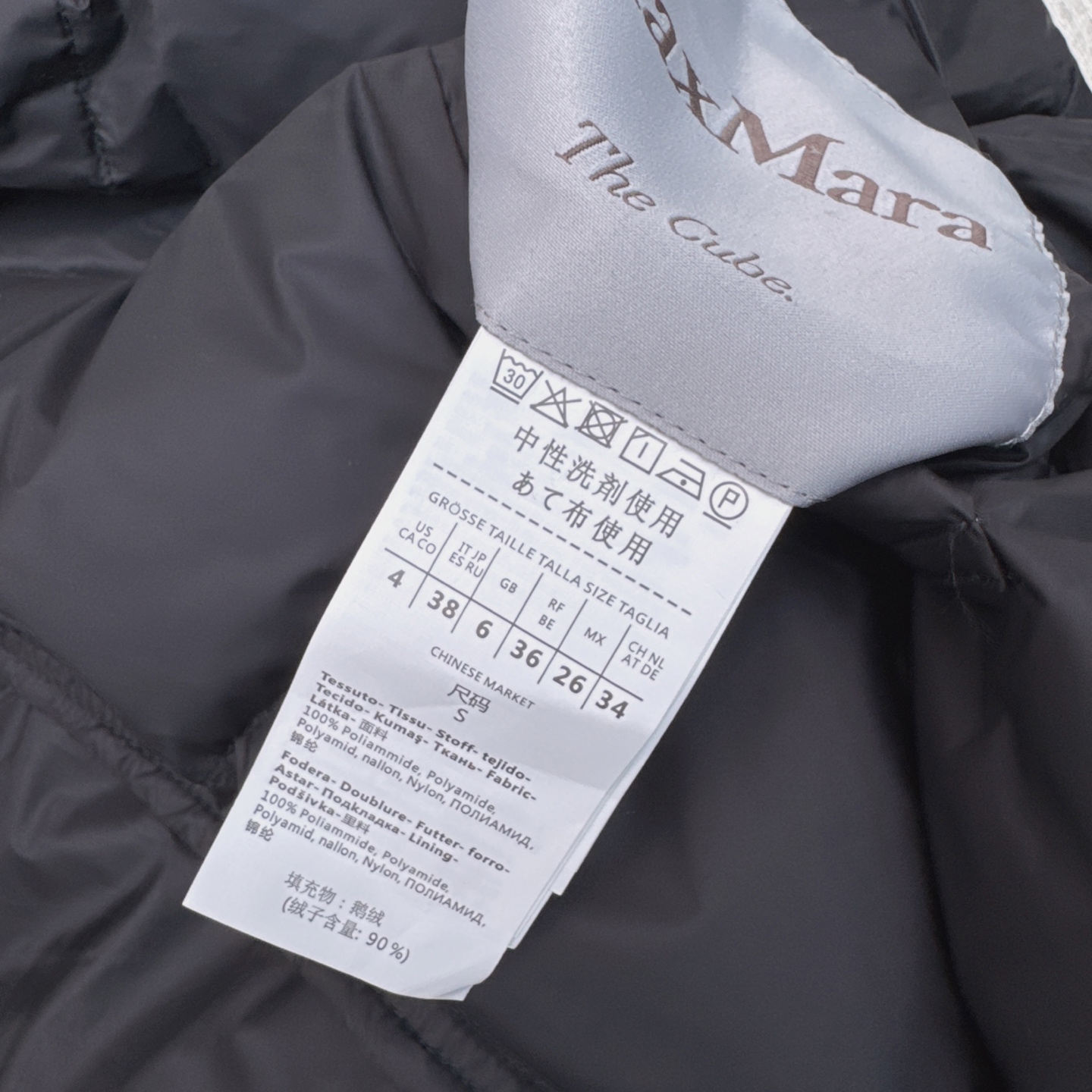 原单品质 Max 25ss———秋冬最新款简约短款连帽羽绒服外套🖤 袖口logo徽章装饰 设计感很赞～～