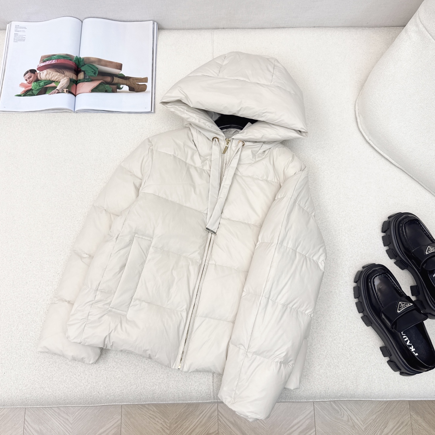 原单品质 Max 25ss———秋冬最新款简约短款连帽羽绒服外套🖤 袖口logo徽章装饰 设计感很赞～～