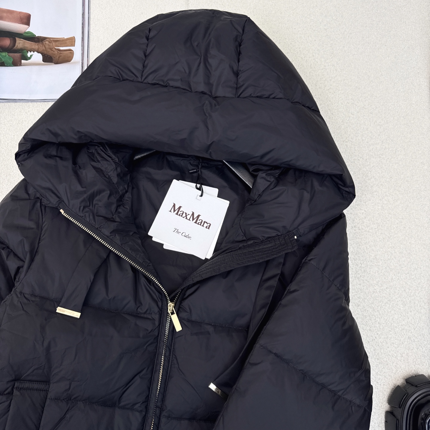 原单品质 Max 25ss———秋冬最新款简约短款连帽羽绒服外套🖤 袖口logo徽章装饰 设计感很赞～～