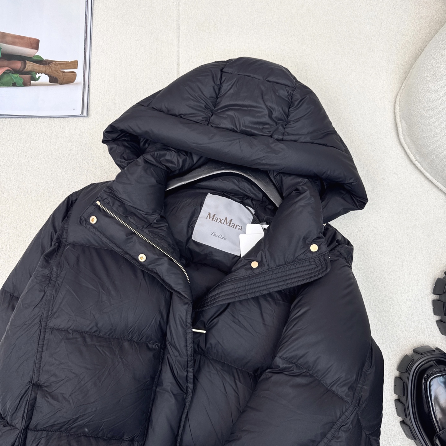 原单品质 Max 25ss———秋冬最新款简约短款连帽面包羽绒服外套🖤袖口logo徽章装饰 设计感很赞～
