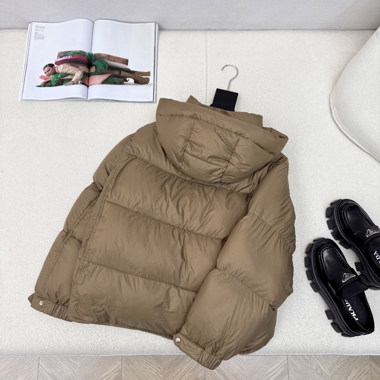 原单品质 Max 25ss———秋冬最新款简约短款连帽面包羽绒服外套🖤袖口logo徽章装饰 设计感很赞～