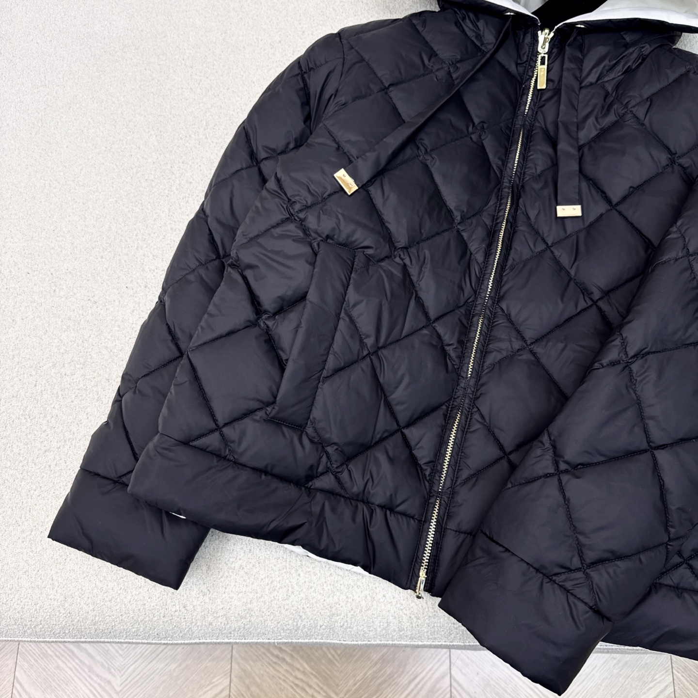 原单品质 Max 25ss———秋冬最新款菱格车缝线短款连帽面包羽绒服外套🖤袖口logo徽章装饰 设计感