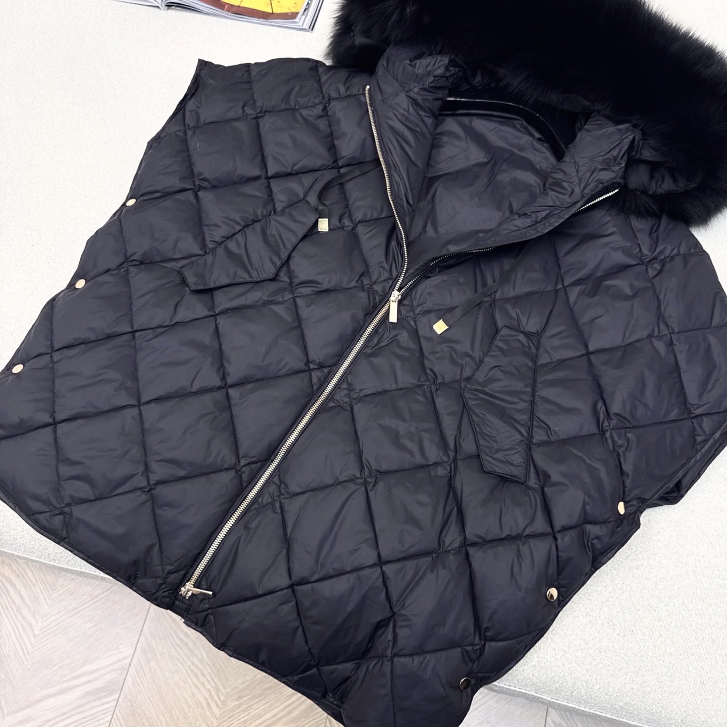 原单品质 Max 25ss———秋冬最新款菱格车缝线斗篷式毛领连帽羽绒服🖤 斗篷式设计感很赞～～经典立体