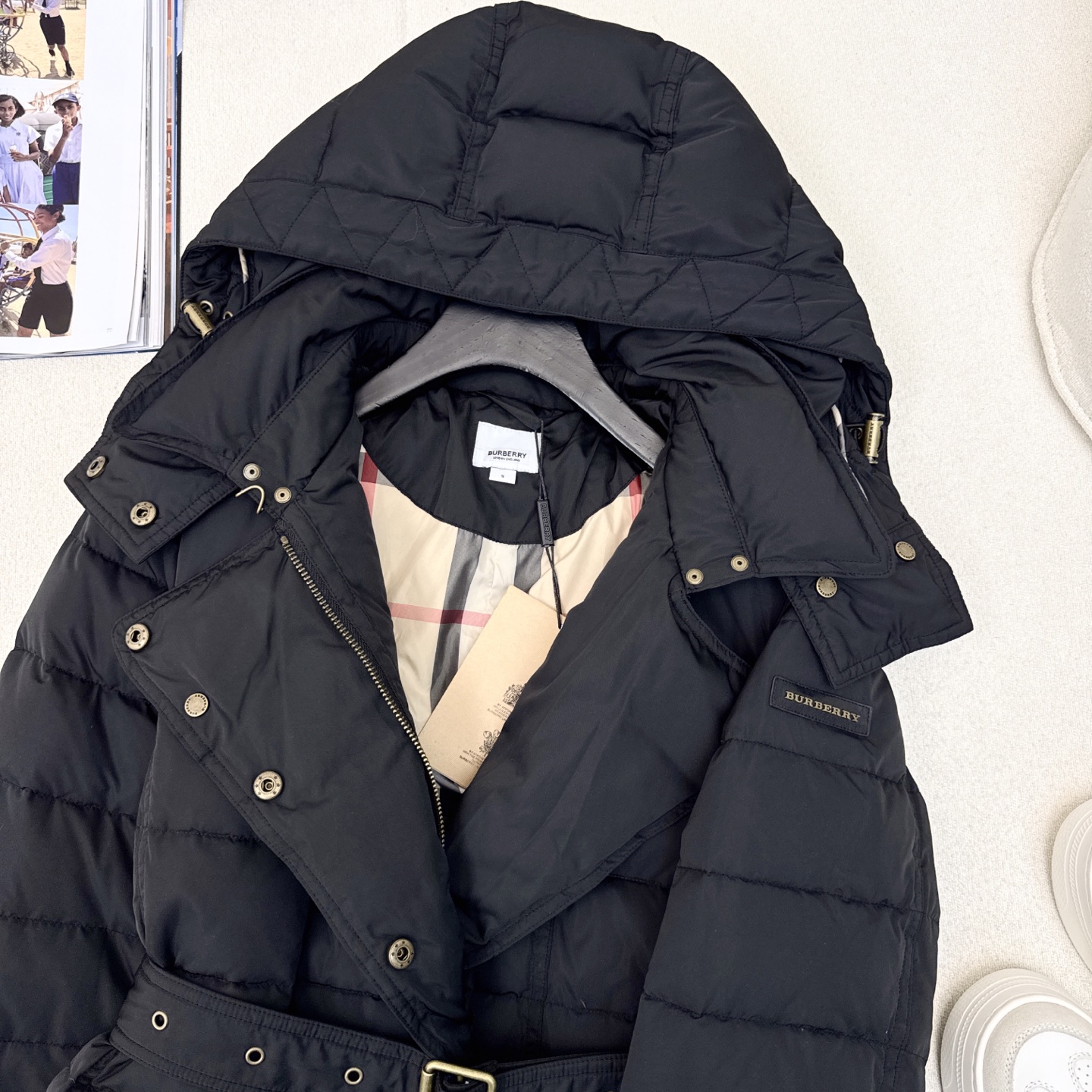 原单品质 Bur 25Ss———秋冬新款双排扣腰带束腰连帽羽绒服外套🖤 采用进口车缝定格 实穿性很高 专
