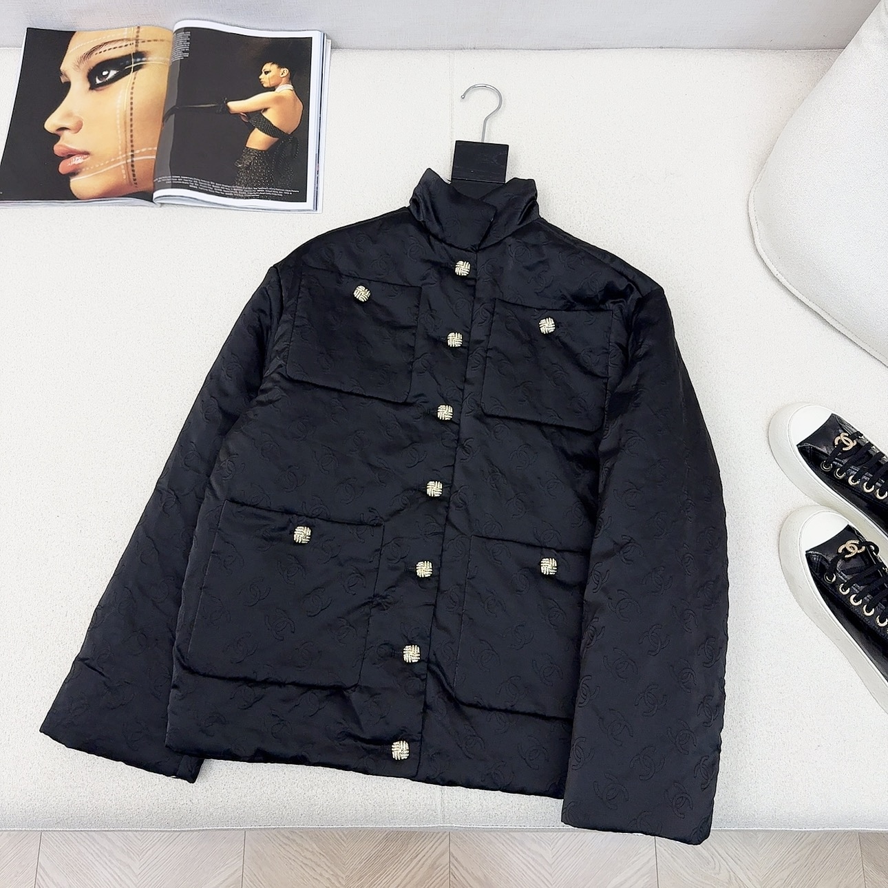 NO:661167,Exclusive first release of C Home 25Ss - the latest model for Coco girls in autumn and winter. The black and white color-blocked stand-up collar cotton jacket is the best must-have item this season. The original custom-made double C jacquard fabric. The 3D three-dimensional tailoring version makes the upper body slimmer. It has its own aura. A must-have high-end item for sweet and cool celebrity girl style, white and rich beauty!  Open mold hardware buckle with perfect details. One color ready for sale sml (S size shoulder width 49, bust 114, length 66, manual measurement error), Chanel-clothing, chanel, chanel, jackets & coats,  19860909独家首发 C家 25Ss———秋冬最新款 Coco女孩穿搭黑白拼色立领棉服外套本季最佳必入绝绝子 原版定制双C提花面料 3D立体剪裁版型上身巨显瘦 自带气场 甜酷名媛少女风白富美必备高级单品！开模五金扣完美细节 一色现货发售sml(s码肩宽49胸围114衣长66手工测量有误差）,香奈儿-服装,chanel,chanel,jackets & coats, ,Women's clothing