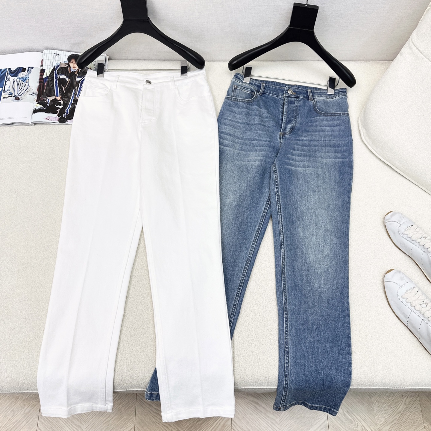 NO:661141,Old money style outfit BC 25Ss - the latest retro distressed blue washed wide-leg straight jeans for early autumn. It is simply a magic weapon for walking to make your legs longer. The wide-leg straight version covers the flesh and makes you look slimmer. It is not picky and versatile. It can be worn casually with jackets and T-shirts. The key point of washed blue is that it will not go out of style for a long time. It is particularly attractive and recommended.  Two colors ready for sale sml (S size waist 68 hips 85 pants length 98 manual measurement error), women's clothing, jeans, jackets & coats, tees, t-shirt,  19860909老钱风穿搭 BC 25Ss————早秋最新款复古做旧蓝洗水阔腿直筒牛仔裤 简直就是行走的显长腿神器 阔腿直筒的版型 遮肉显瘦 不挑人又百搭 外套T恤随意搭 洗水蓝重点是穿多久都不会过时 特别耐看 推荐 两色现货发售sml（s码腰围68臀围85裤长98手工测量有误差）,女装,jeans,jackets & coats,tees，t-shirt, ,Women's clothing