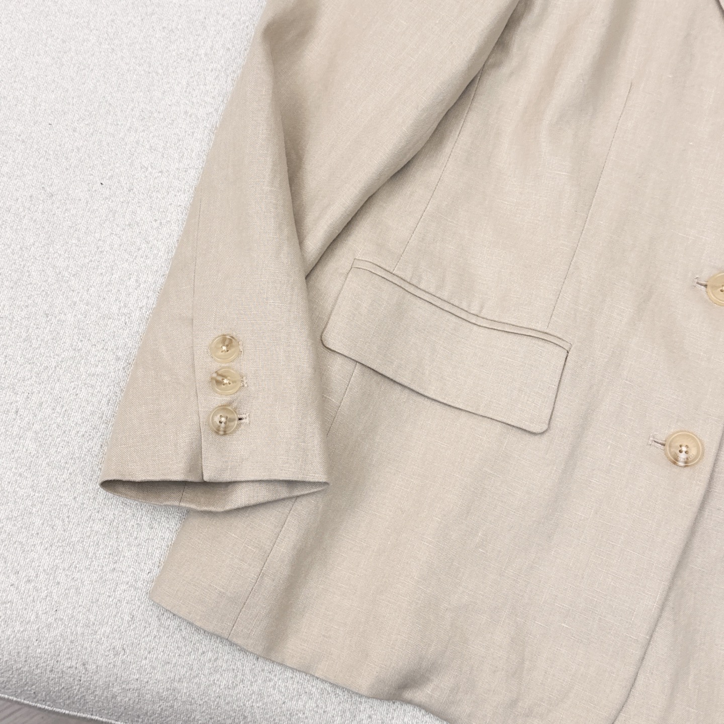 BC 26Ss———秋冬新款极简徽章装饰亚麻西装外套 🤍 宽松H版型剪裁 甜酷风简直绝了 富有质感的定制