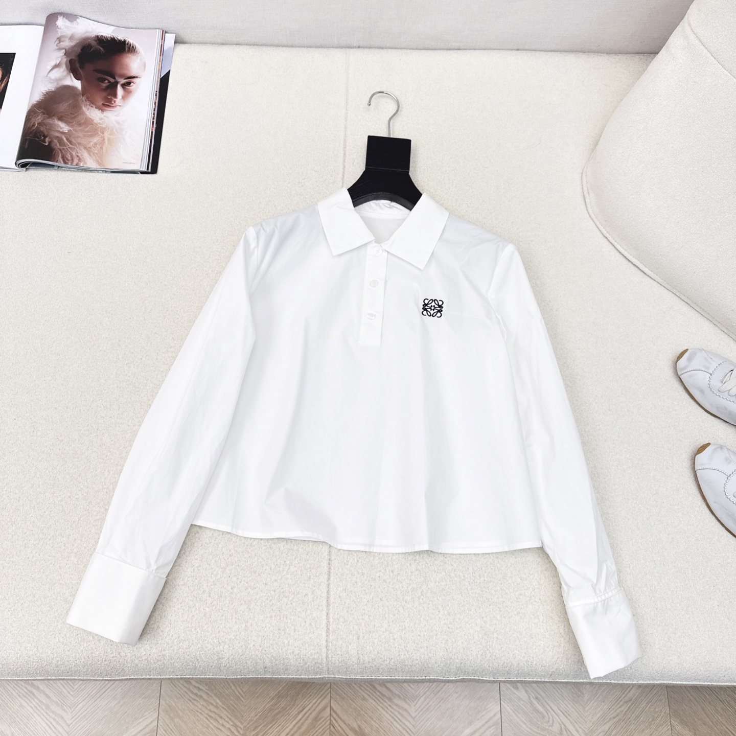 简约时髦的早秋穿搭 Loe 25Ss————早秋最新款logo刺绣装饰娃娃A字剪裁翻领衬衫♥️阔型短款剪