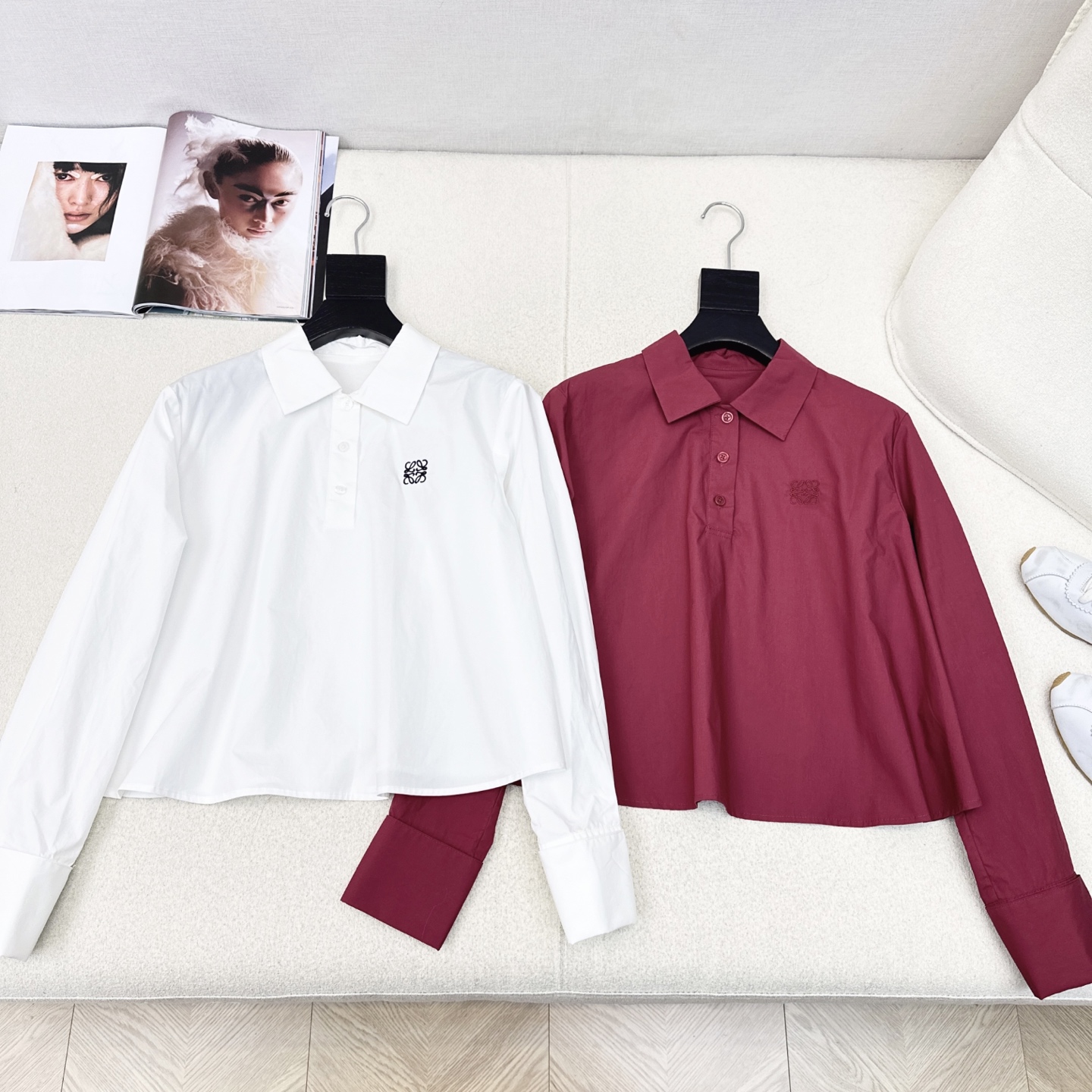 简约时髦的早秋穿搭 Loe 25Ss————早秋最新款logo刺绣装饰娃娃A字剪裁翻领衬衫♥️阔型短款剪