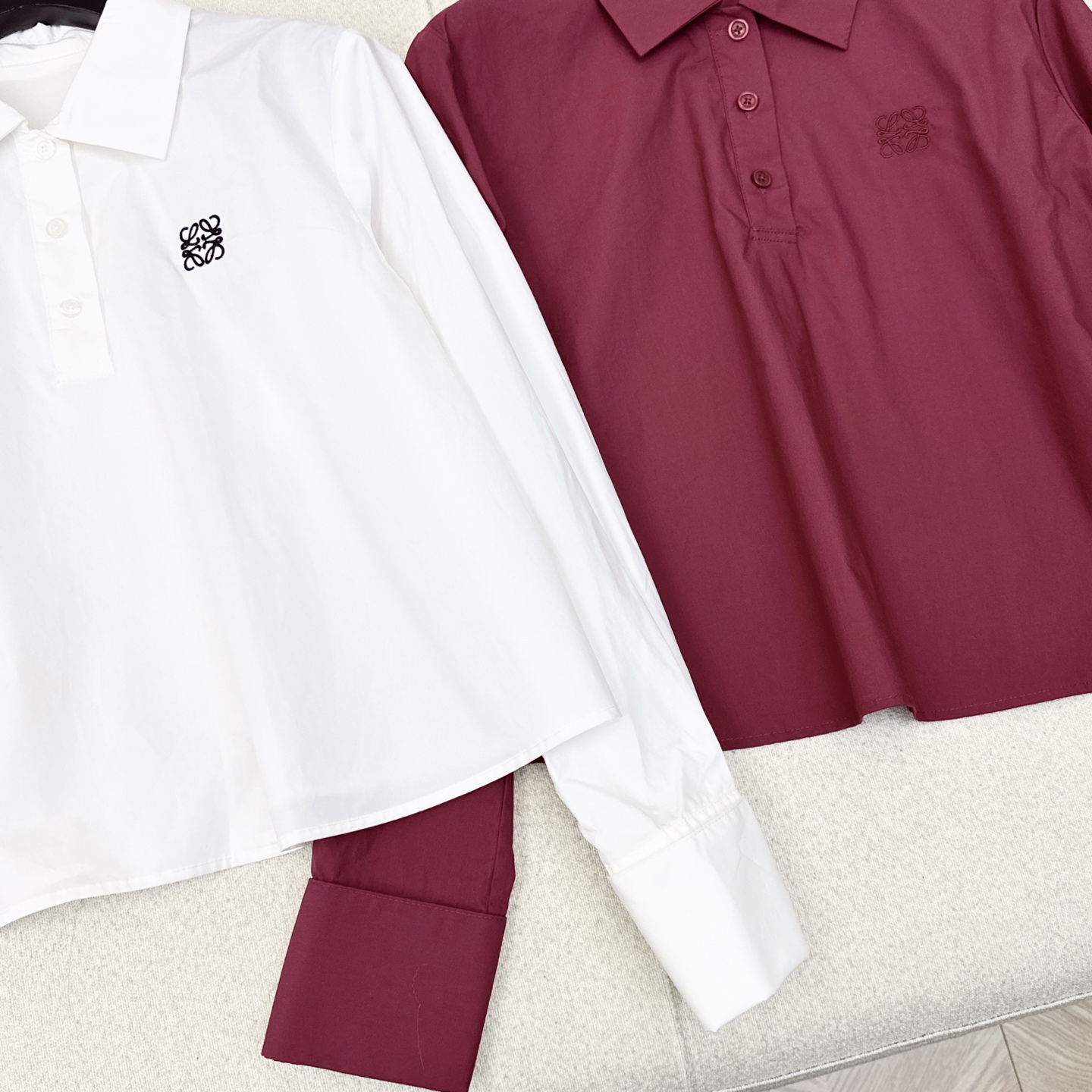 简约时髦的早秋穿搭 Loe 25Ss————早秋最新款logo刺绣装饰娃娃A字剪裁翻领衬衫♥️阔型短款剪