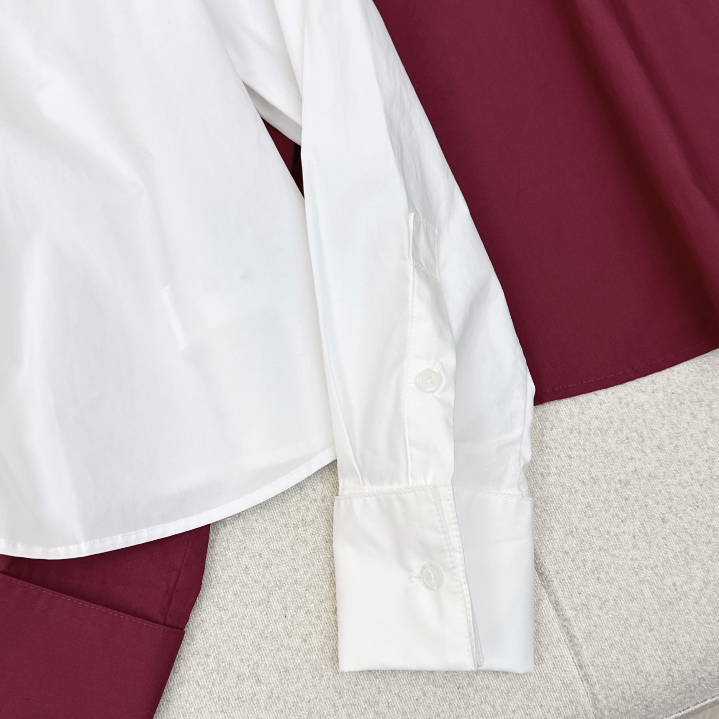 简约时髦的早秋穿搭 Loe 25Ss————早秋最新款logo刺绣装饰娃娃A字剪裁翻领衬衫♥️阔型短款剪