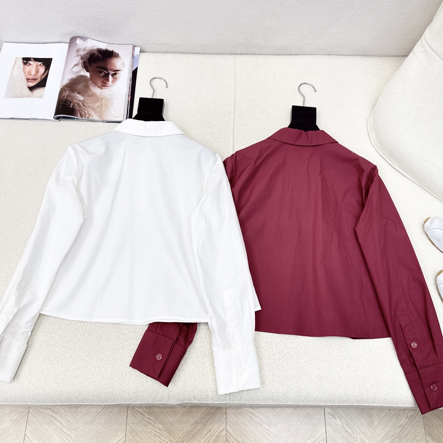 简约时髦的早秋穿搭 Loe 25Ss————早秋最新款logo刺绣装饰娃娃A字剪裁翻领衬衫♥️阔型短款剪